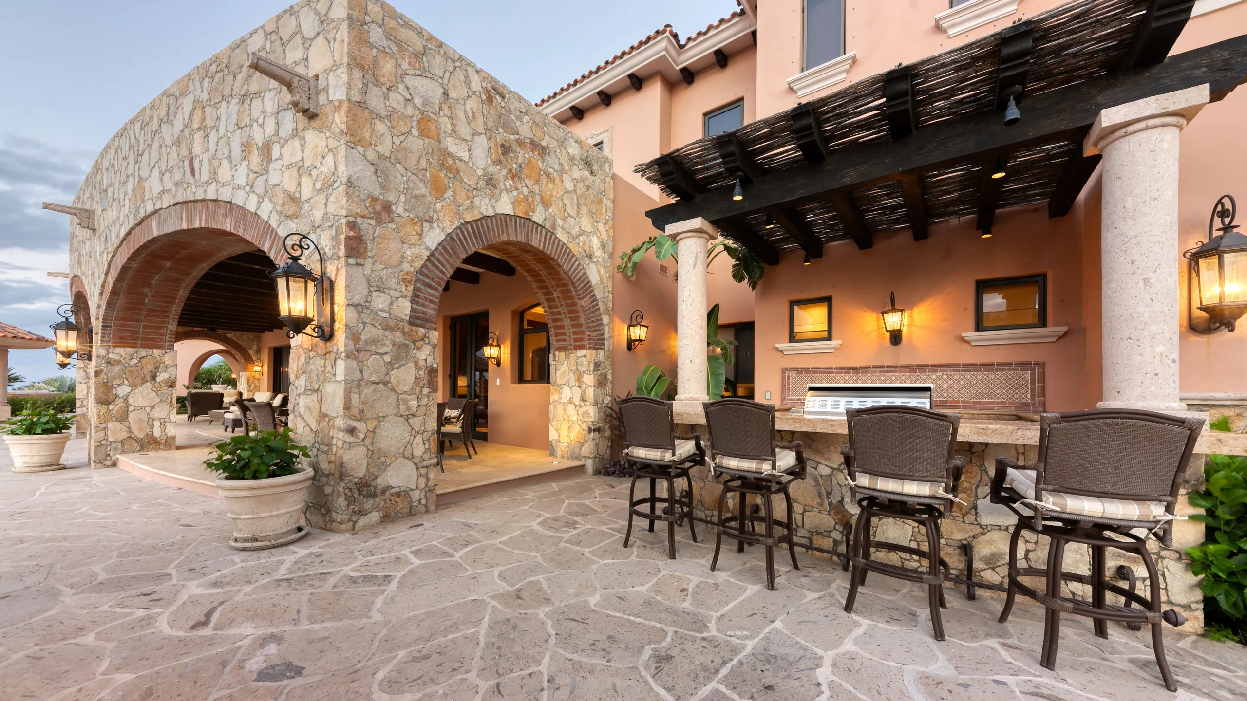 High-End Palmilla Villa with Infinity Pool and Stunning Waterfront Views — photograph 10