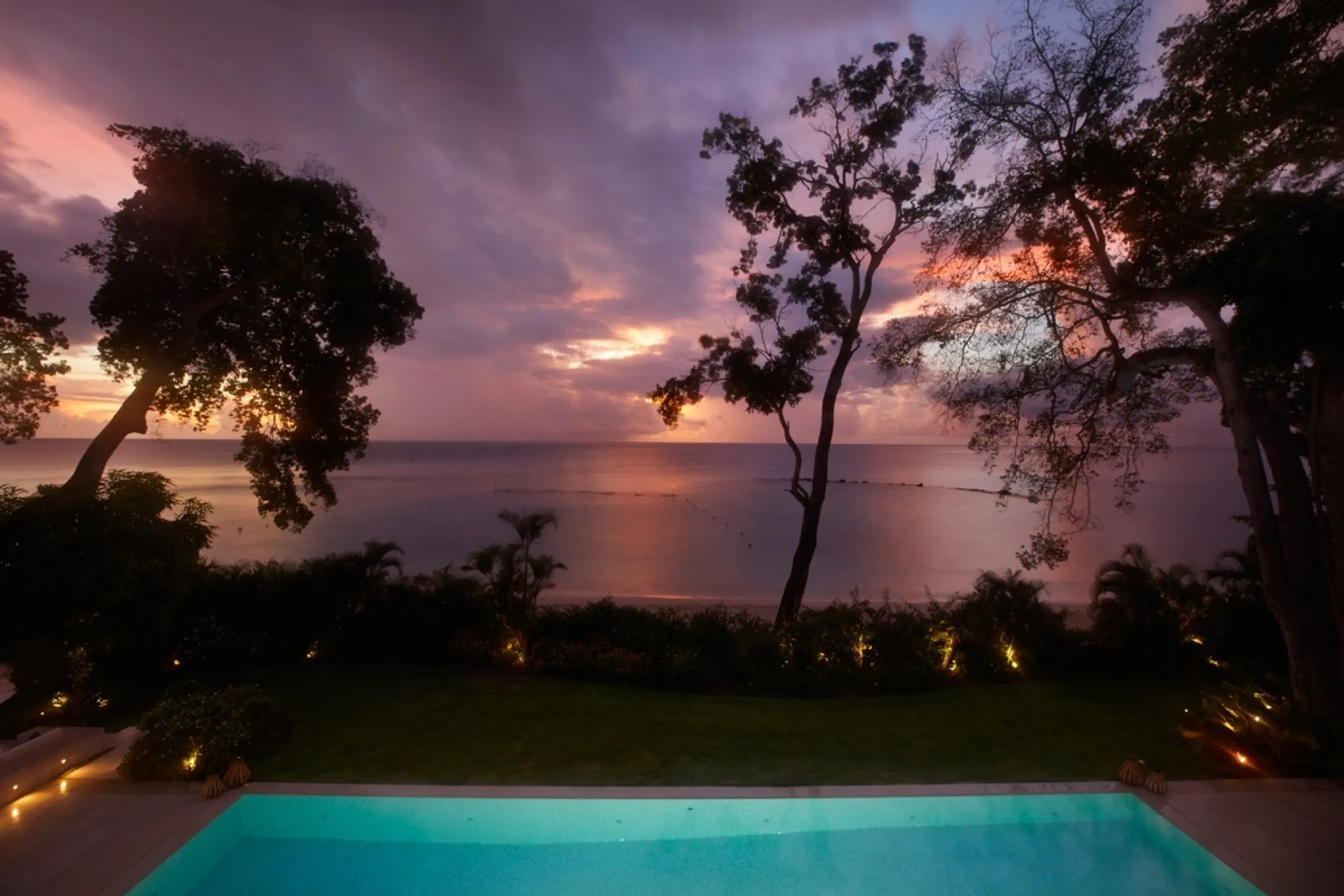 Sophisticated Contemporary Villa with Private Pool and Beach Views — photograph 10
