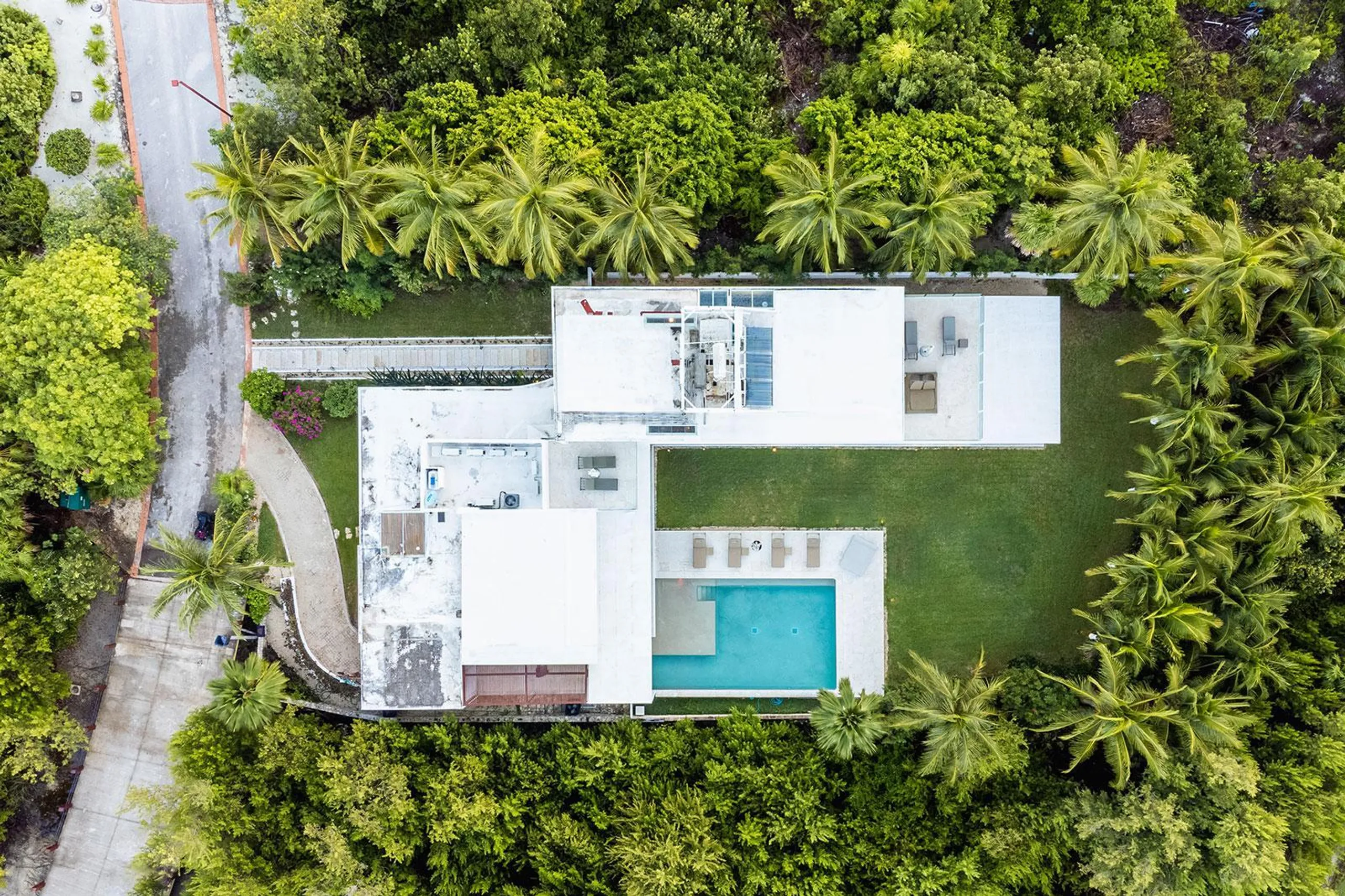 Modern Contemporary Luxe Villa with Private Pool for Tranquil Escapes — photograph 4