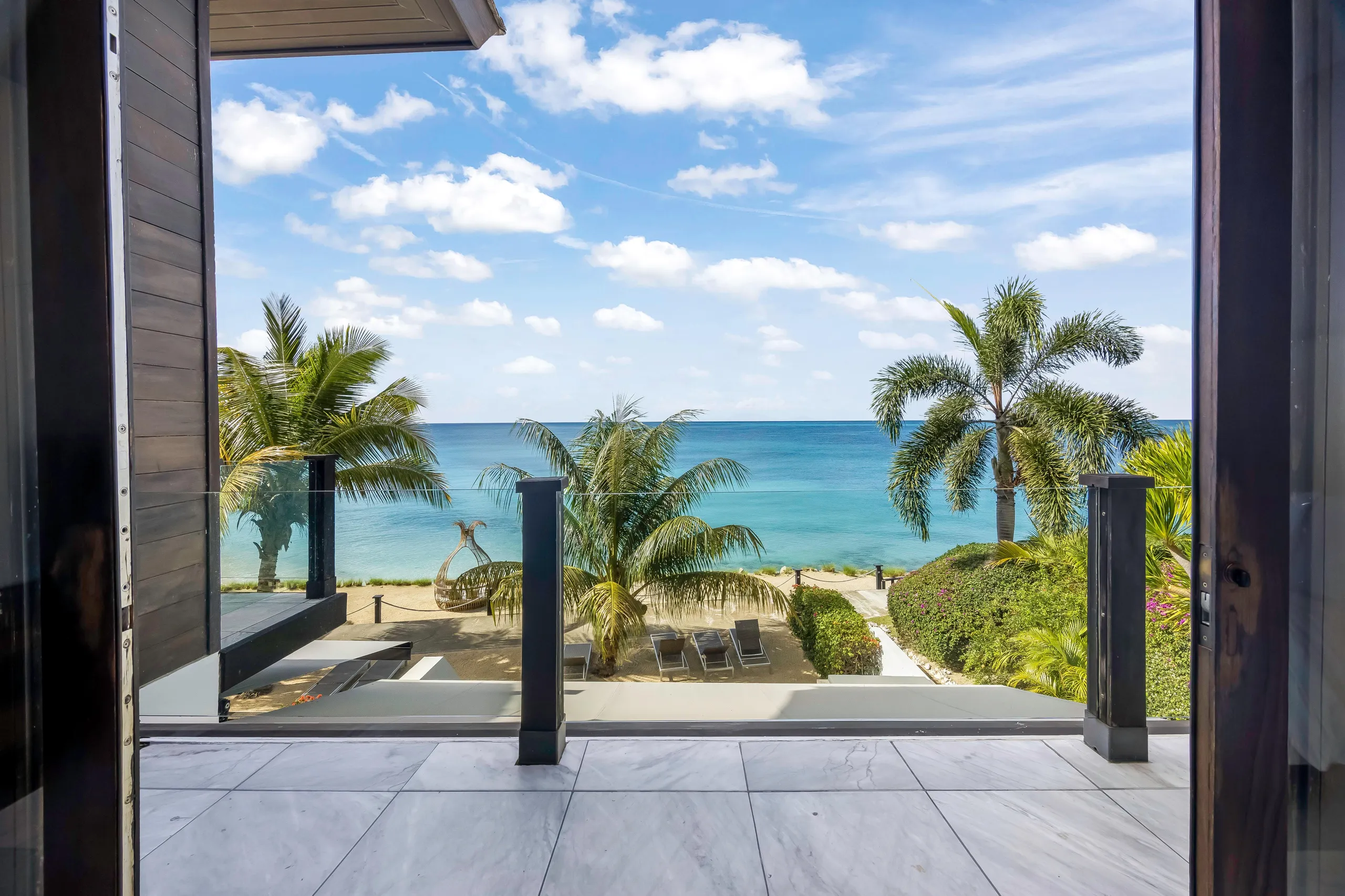 Refreshing Beachfront Villa with Infinity Pool and Private Beach Access — photograph 4