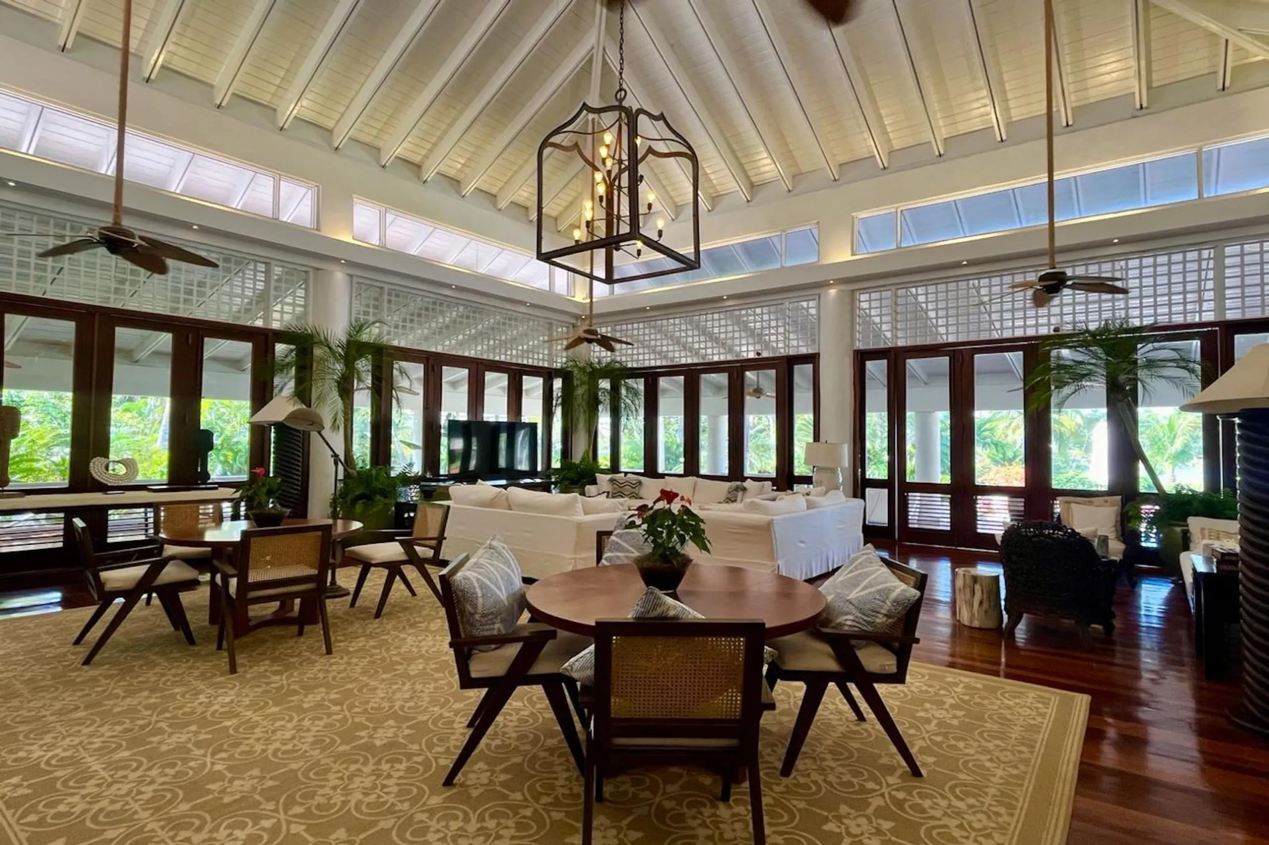 Caribbean Oceanfront Villa with Pool and Stunning Views — photograph 9