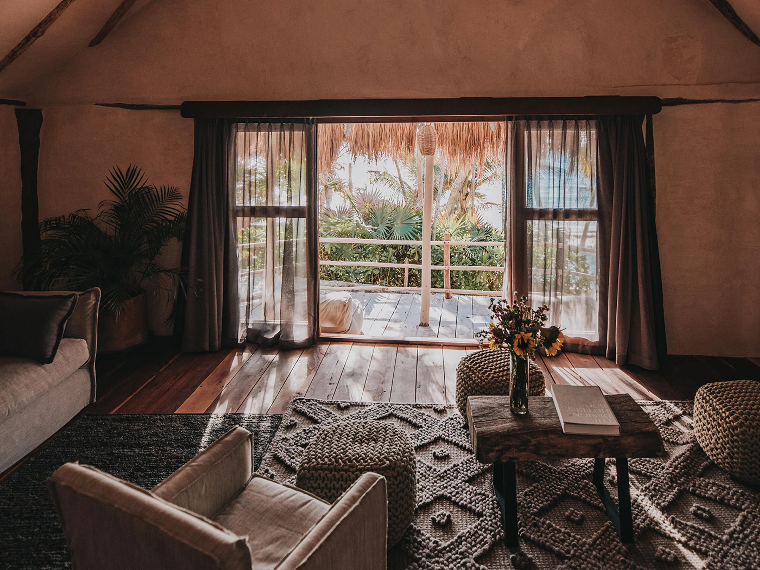 Captivating Luxury Villa with Beach Access — photograph 4