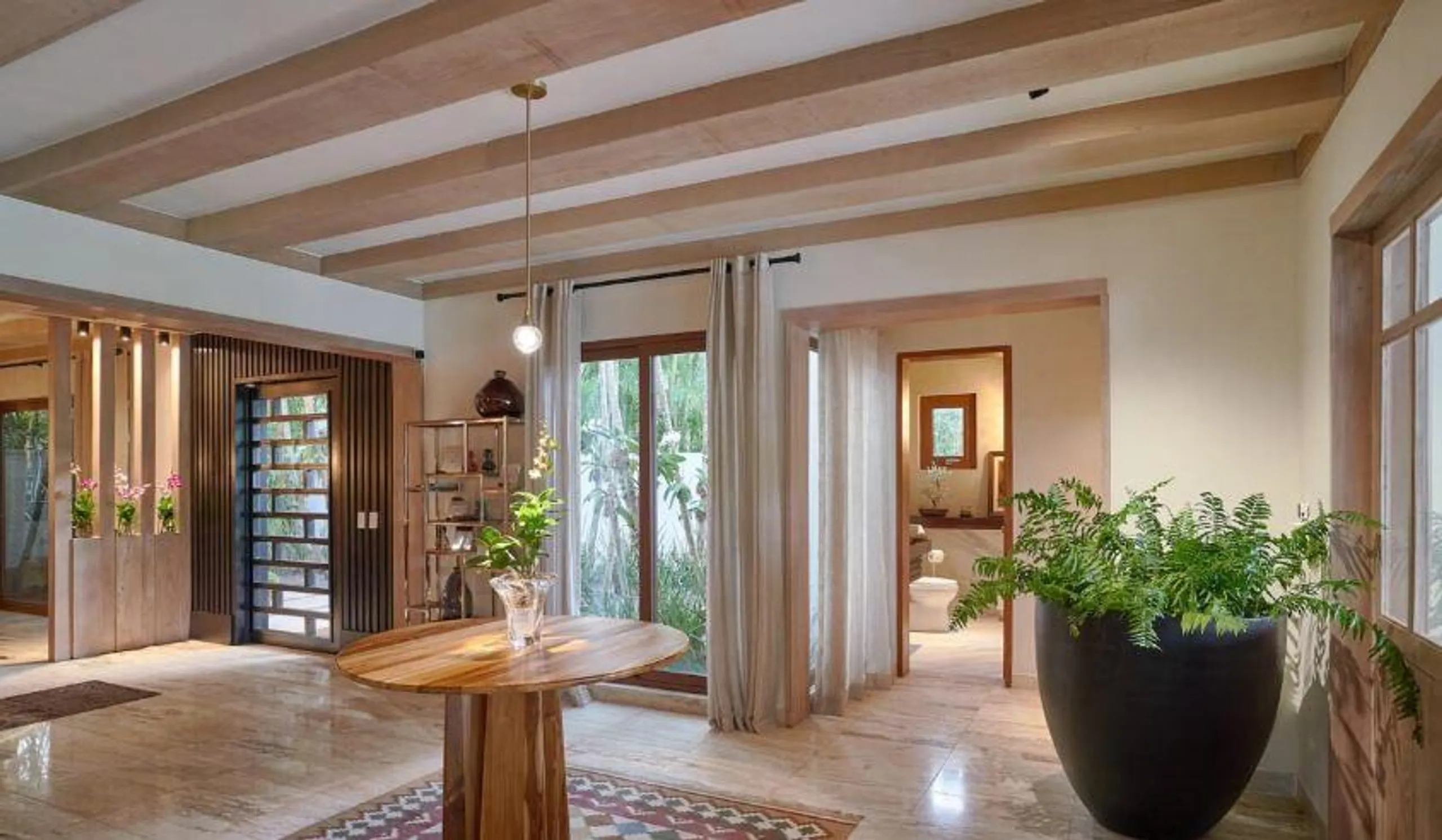 Sophisticated Villa with Private Heated Infinity Pool and Proximity to the Marina — photograph 9