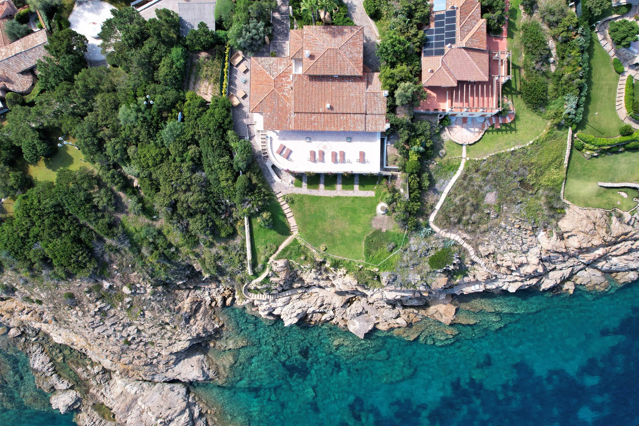 Charming Beachfront Villa With Breathtaking Views — photograph 10