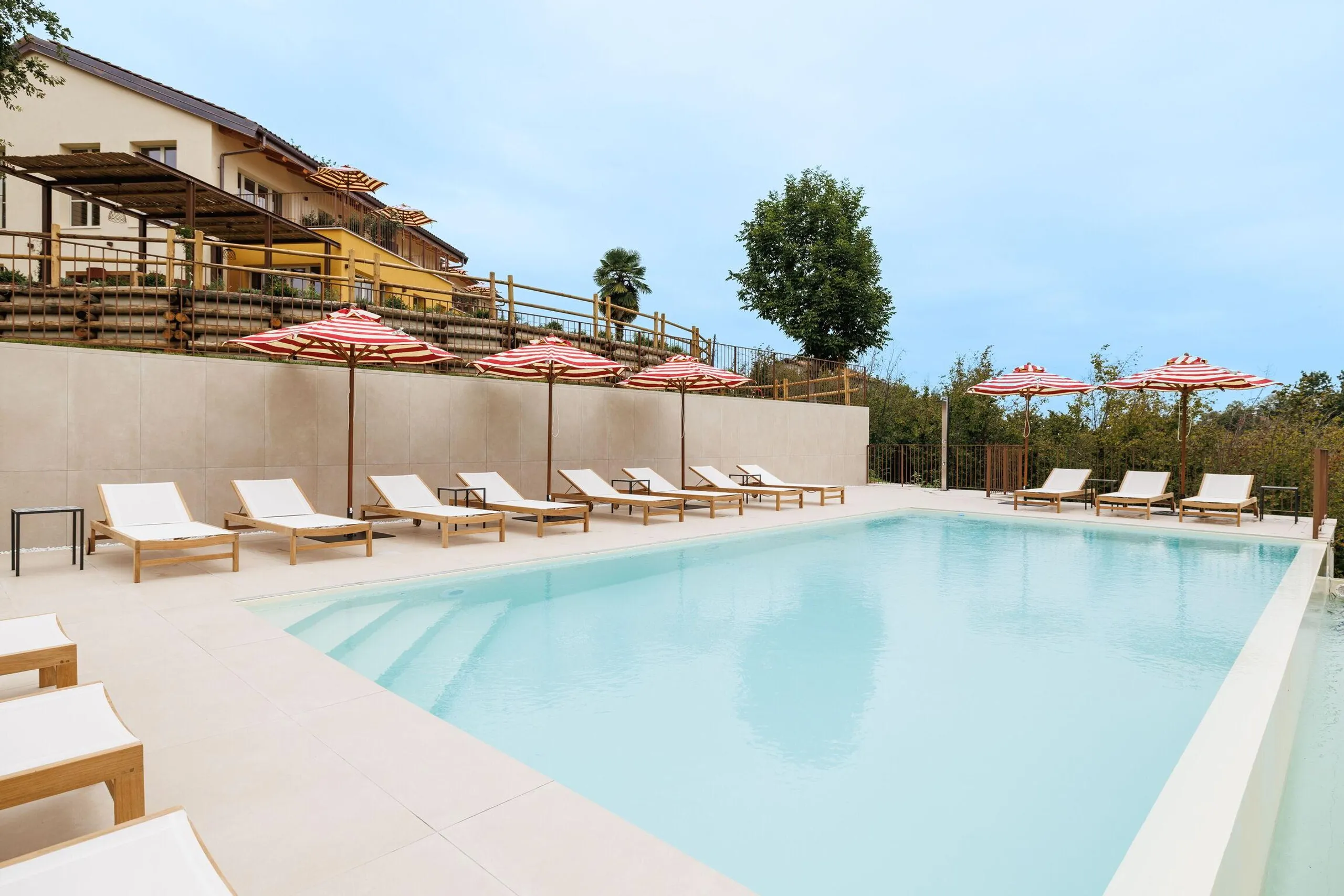 Imposing Italian Estate with Invigorating Pool and Dining Al-Fresco — photograph 2