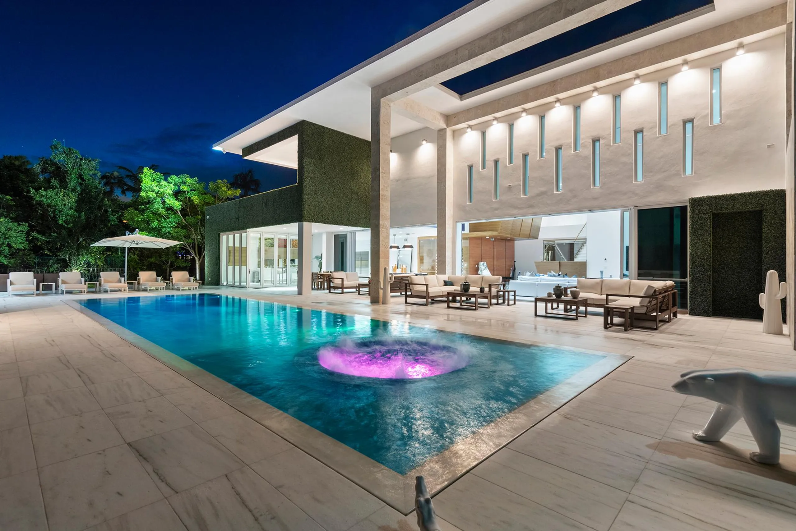 Serenity Enclave Estate with Magnificent Infinity Pool, Miami