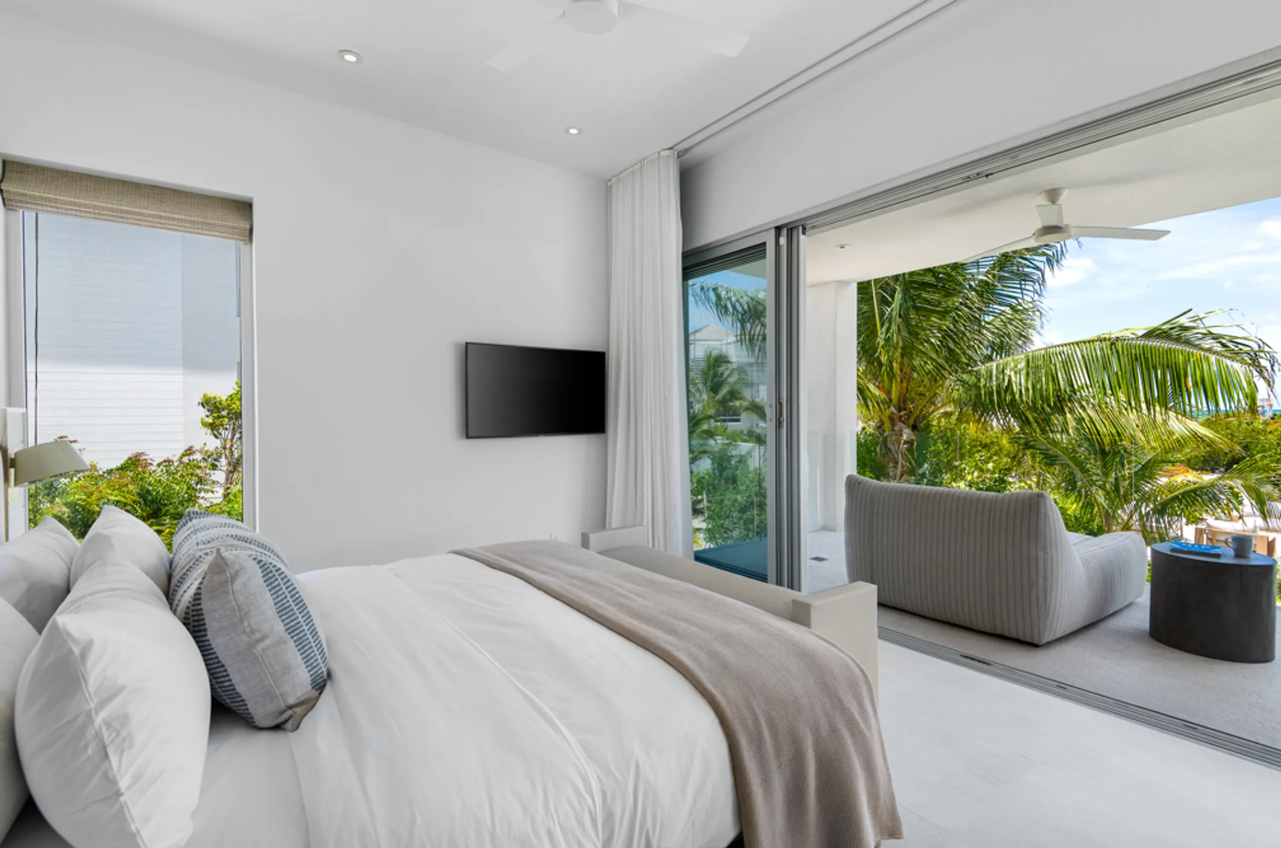 Grace Bay Contemporary Estate with Infinity Pool and Stunning Views — photograph 10