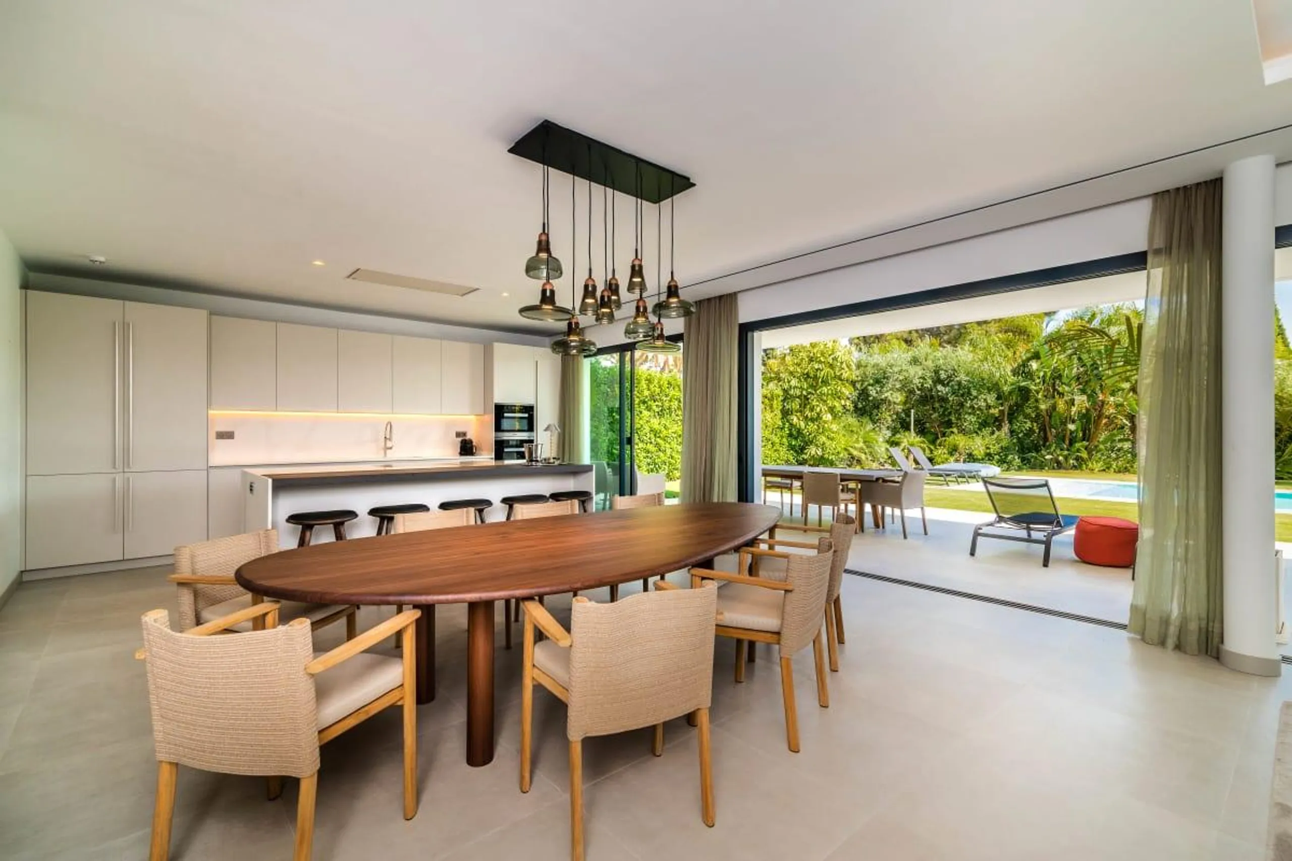 Modern Elegant Estate with Private Pool and Home Theater — photograph 9