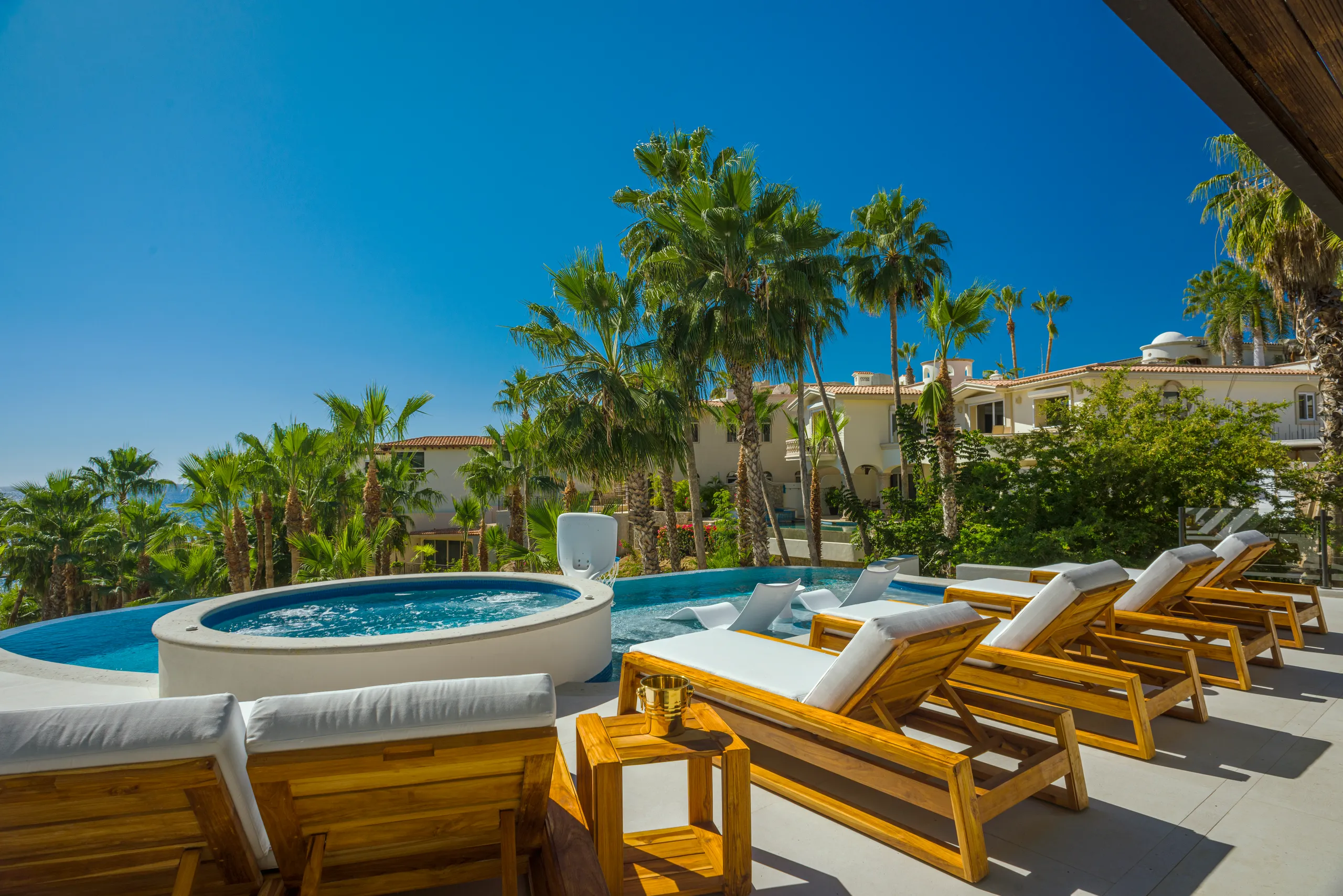 Rejuvenating, Airy and Spacious Villa with Tranquil Classic Luxury Pool — photograph 11