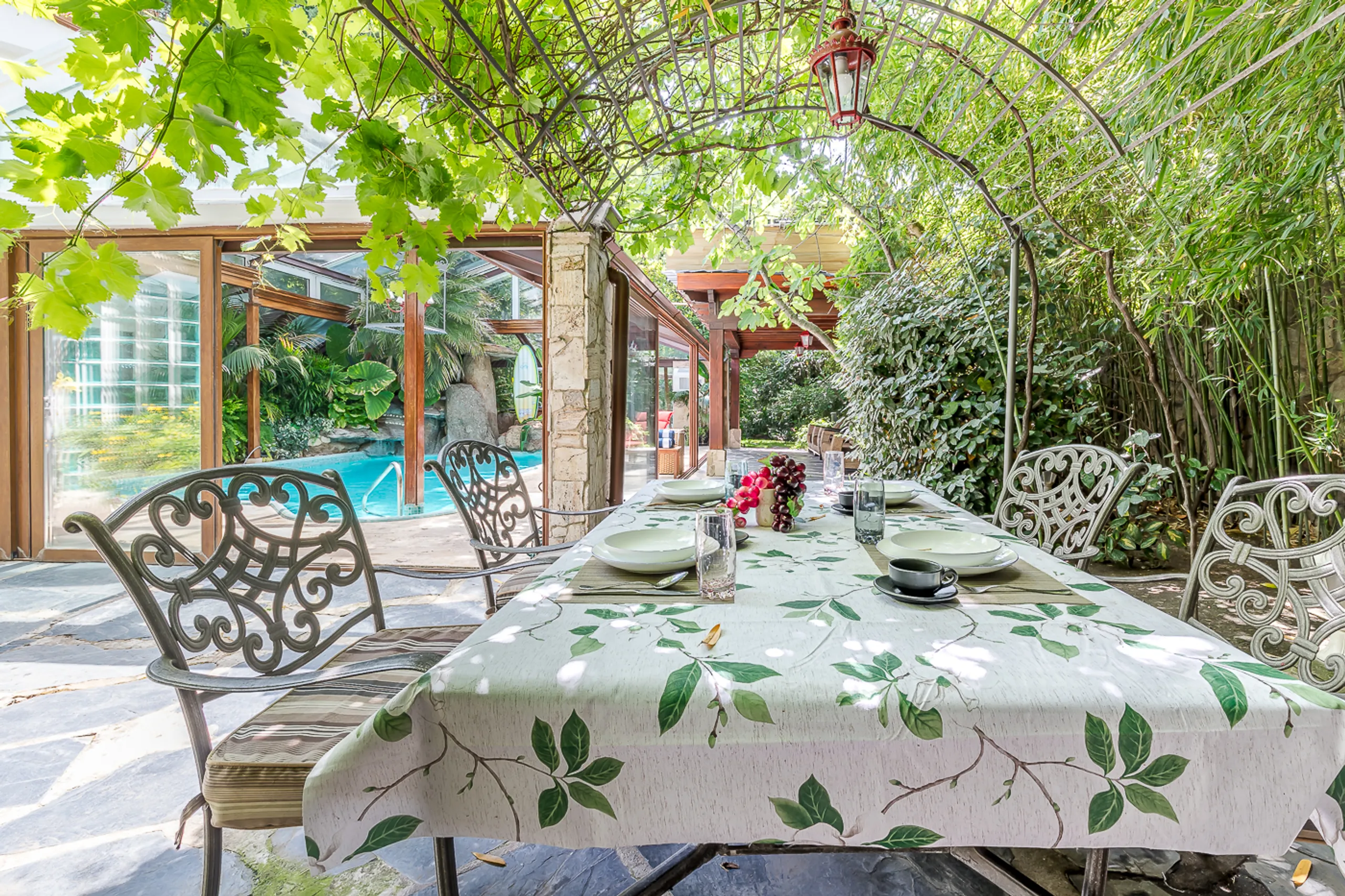 Eco-Friendly Villa Oasis with Heated Pool and Mid-Century Charm — photograph 4