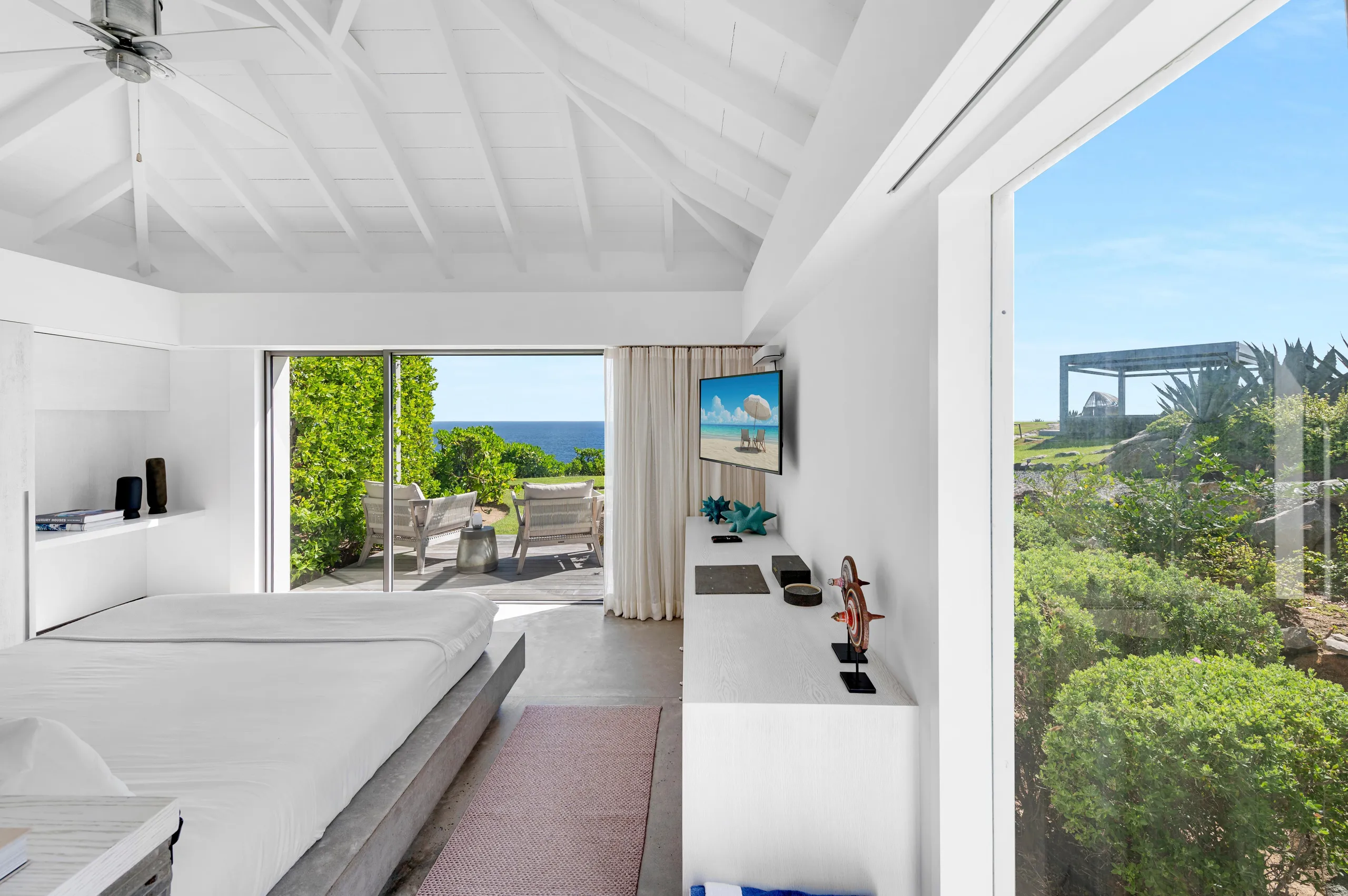 Exceptional Architectural Estate with Private Pool and  Panoramic Ocean VIews — photograph 9