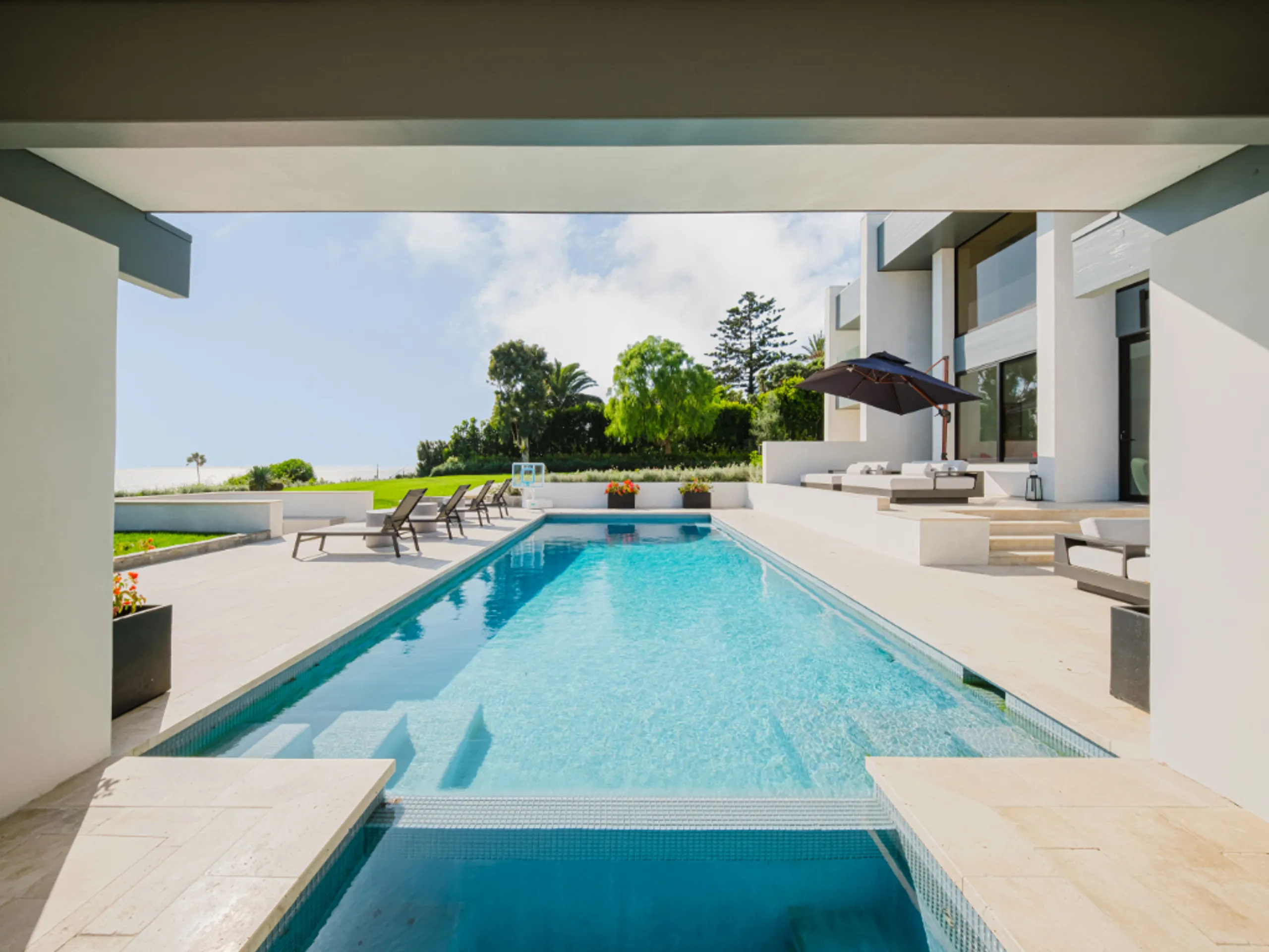 Architectural Malibu Bluffside Estate with Panoramic Ocean Views & Walkable Beach Access — photograph 3