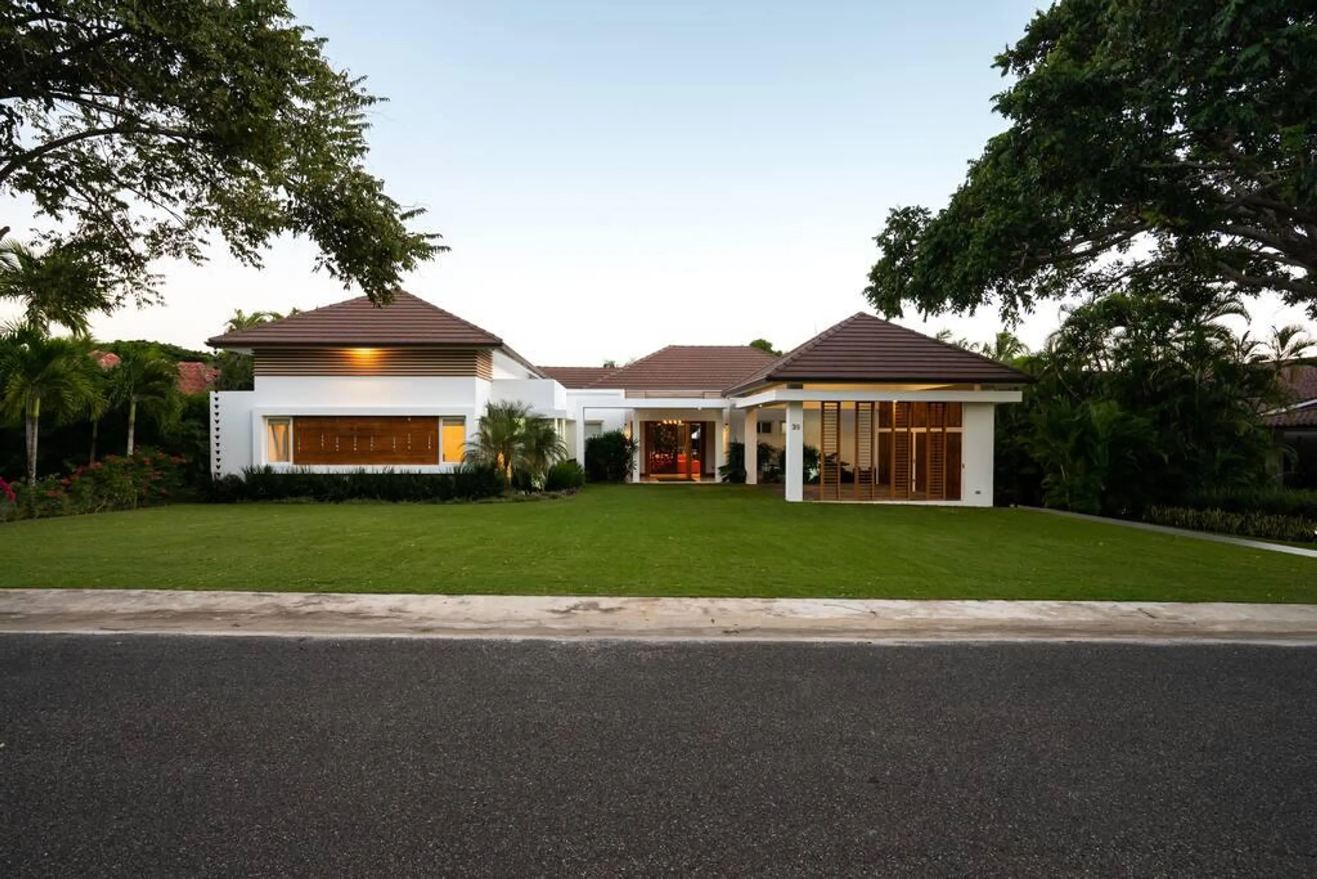 Relaxing La Ramana Estate with Private Pool, Jacuzzi, and Lush Garden Grounds — photograph 9