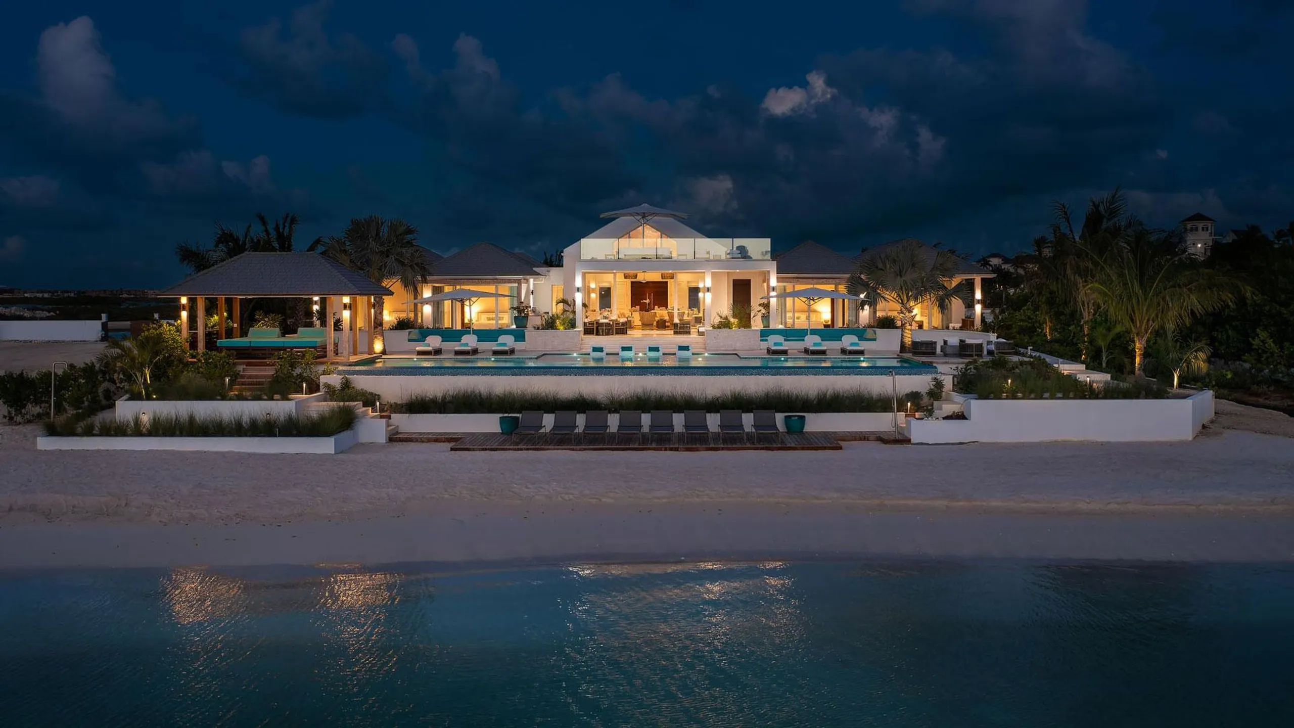 Serene Ocean Views from Chic Island Estate with Infinity Pool — photograph 11