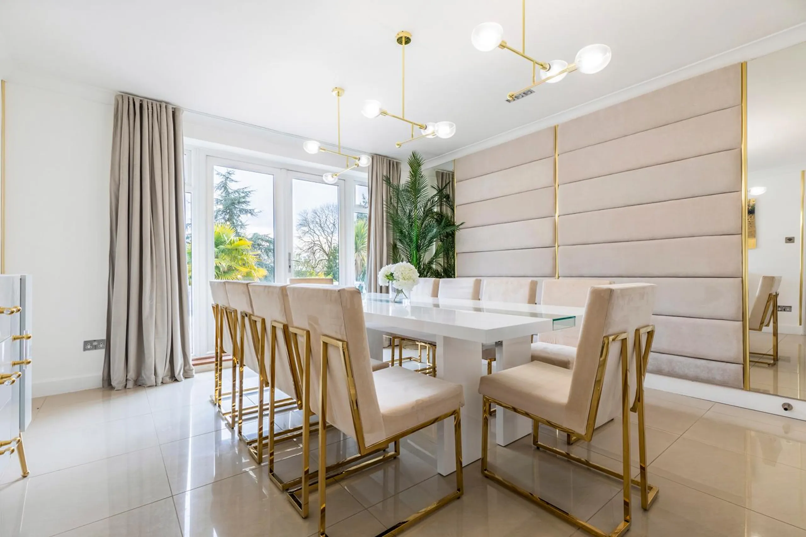 Captivating 10-Acre Estate with Private Pool, Patio and Summerhouse — photograph 7