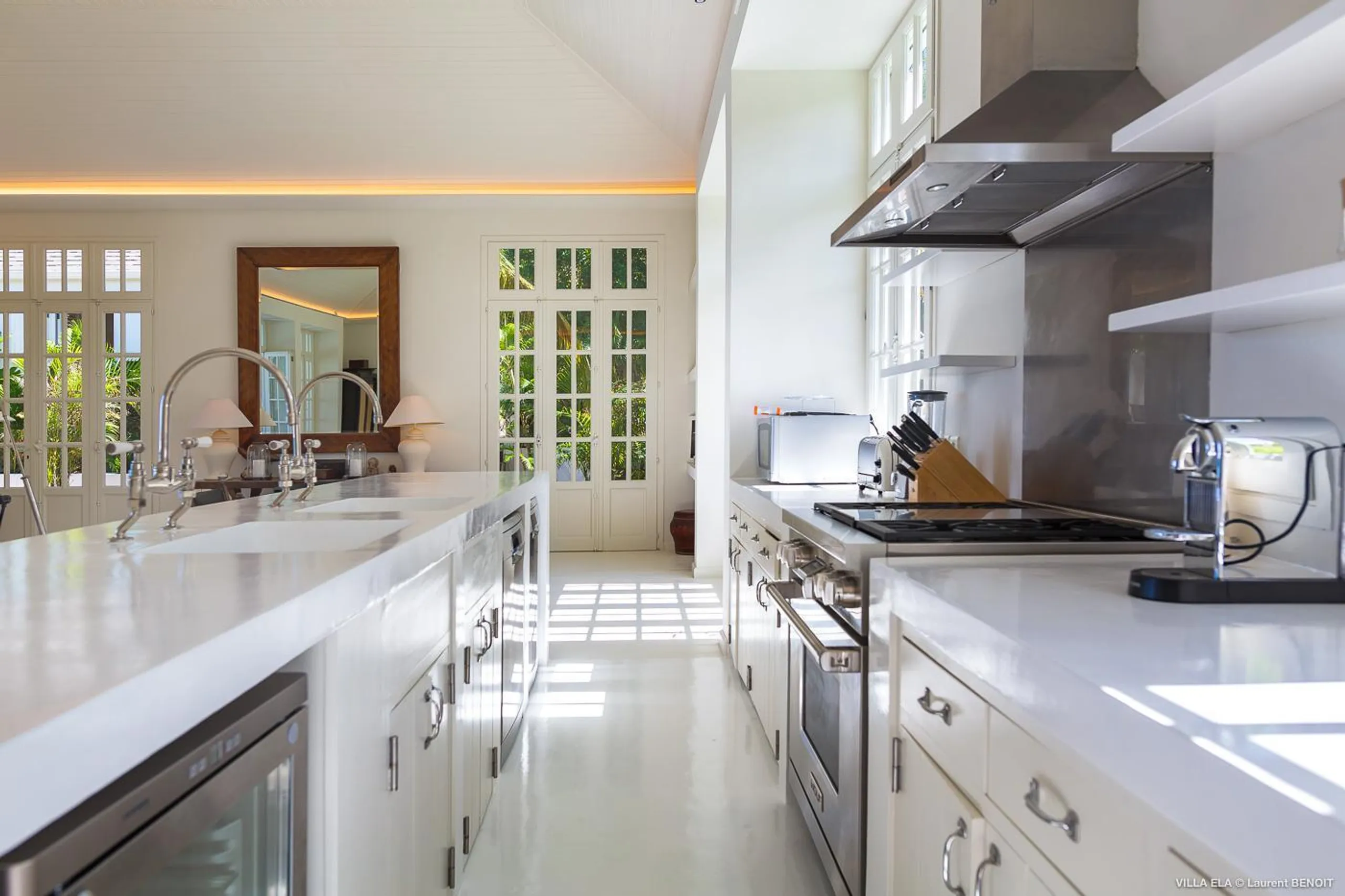 Majestic Beachfront Villa with Tennis Court, Private Pool and Walks to Ocean — photograph 10