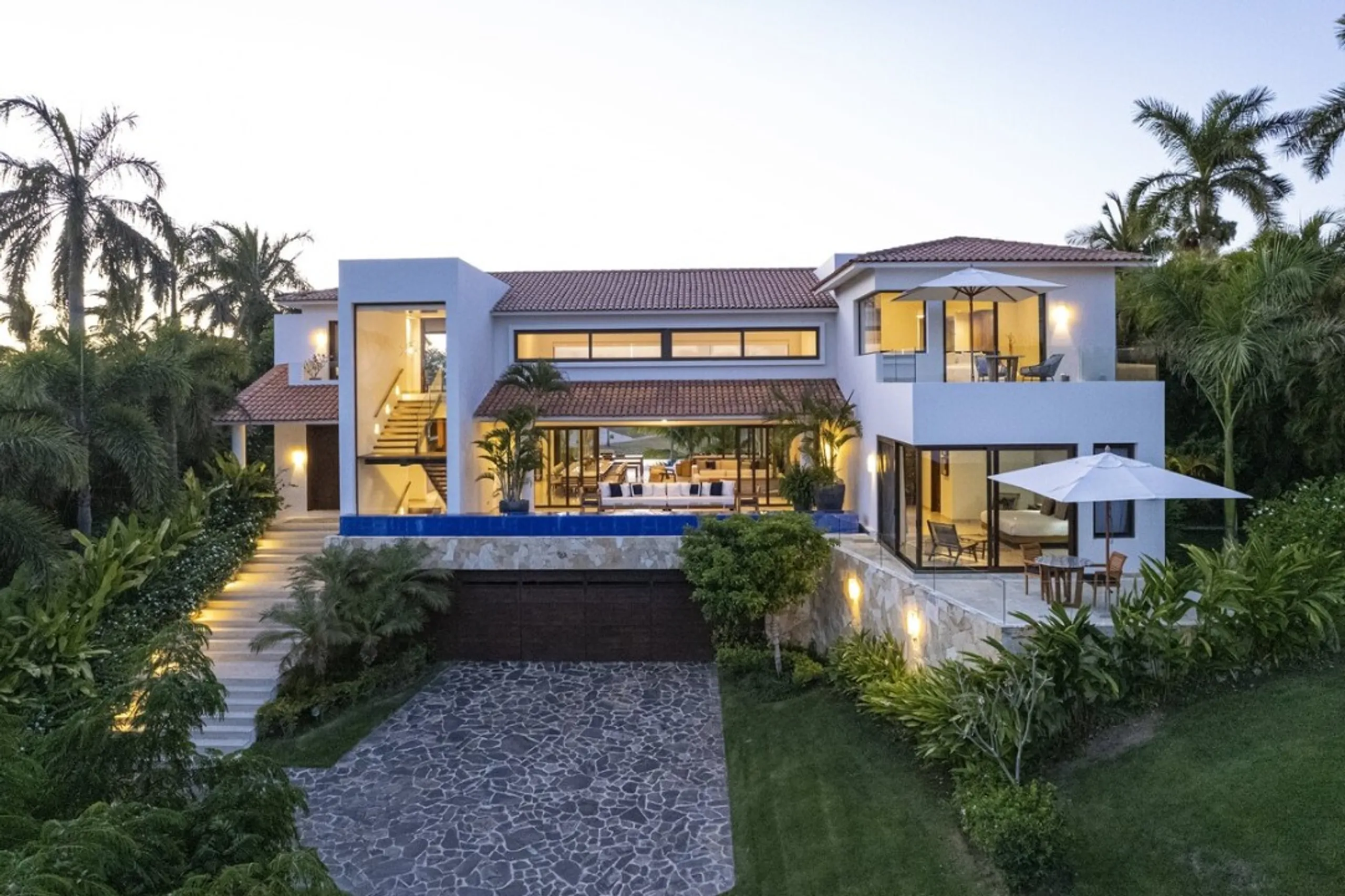 Architectural Lagos del Mar Villa with Private Pool & Lush Gardens — photograph 2