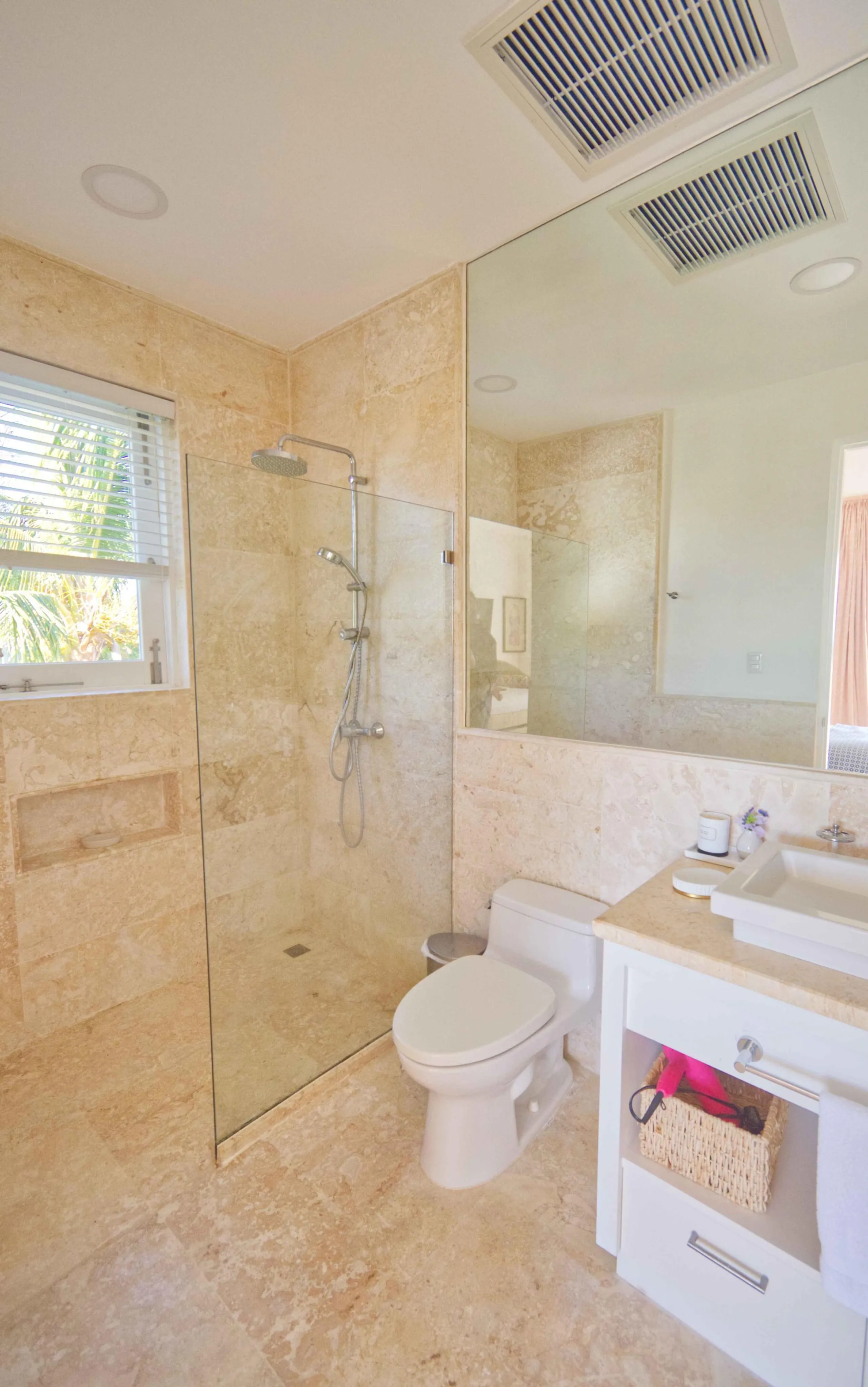 Inspiring Punta Cana Estate with Invigorating Pool and Stunning Lake Views — photograph 9