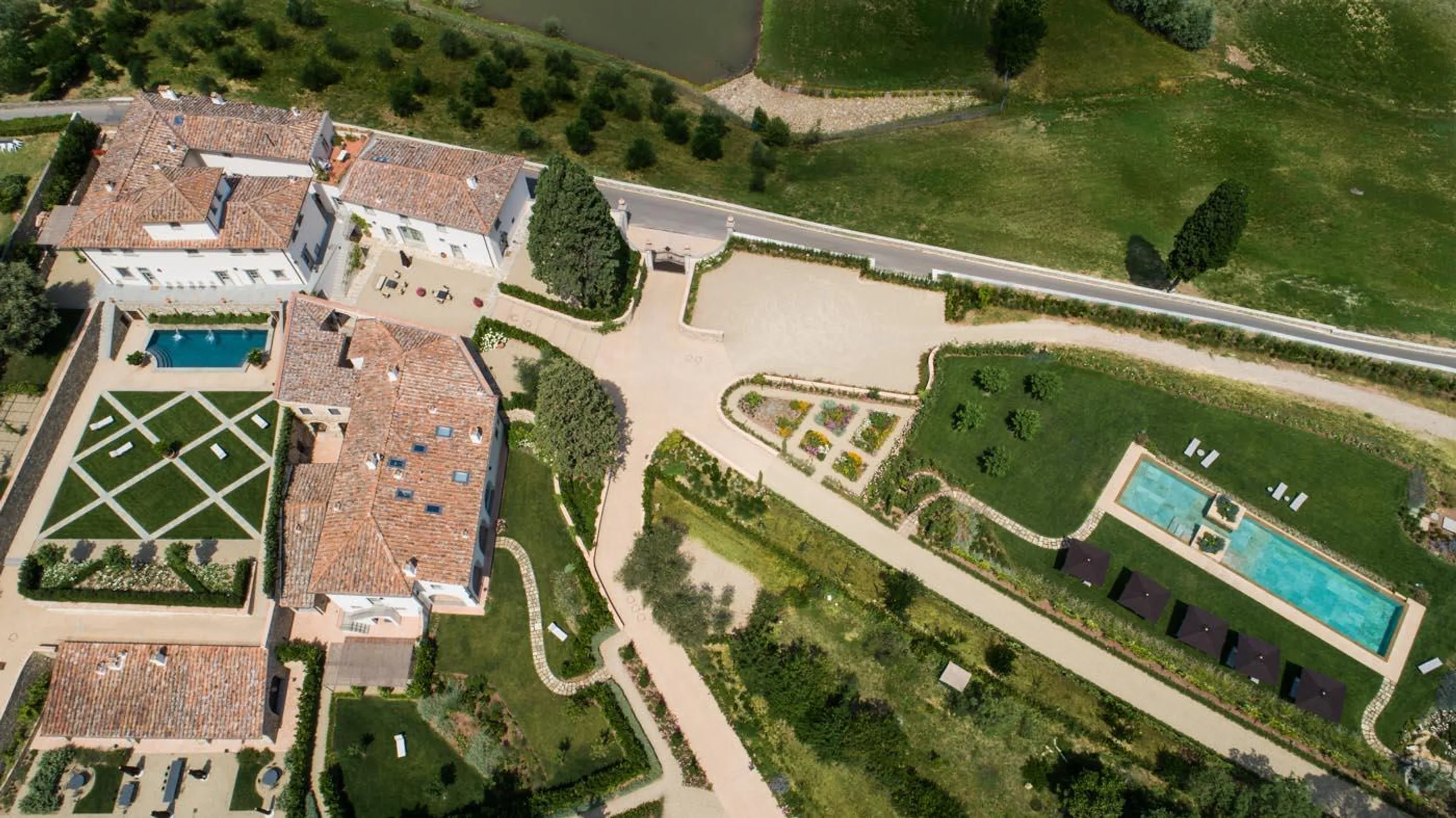 Regal Tuscan Resort-Style Estate with Private Pool and Garden Lounge — photograph 8