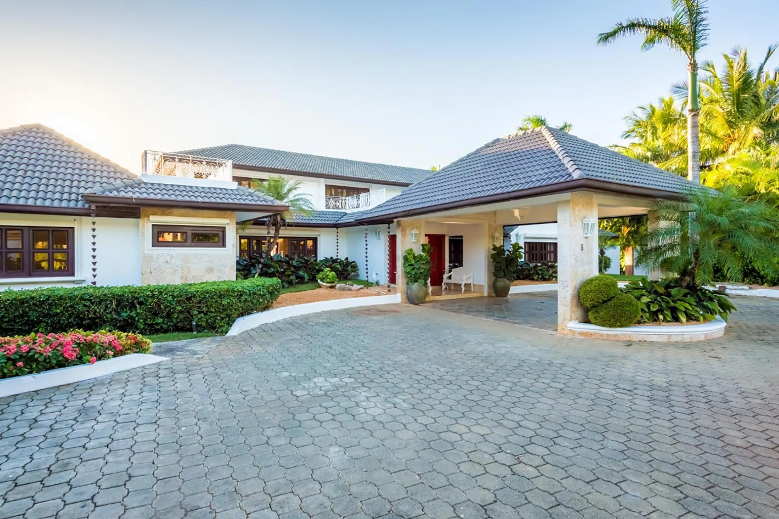 Majestic Grand Villa with Private Pool and Par-3 Golf Hole — photograph 6