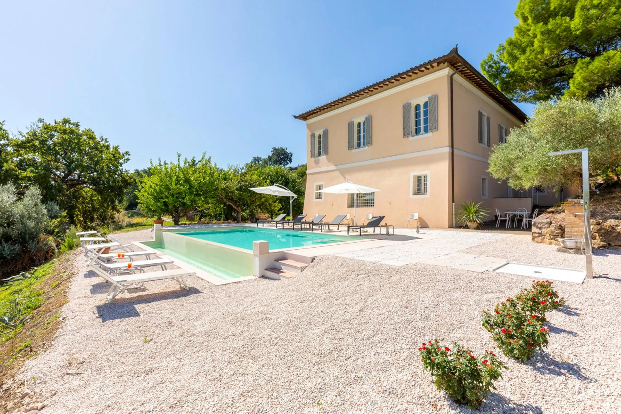 Historic Umbrian Villa with Private Pool and Gardens — photograph 5