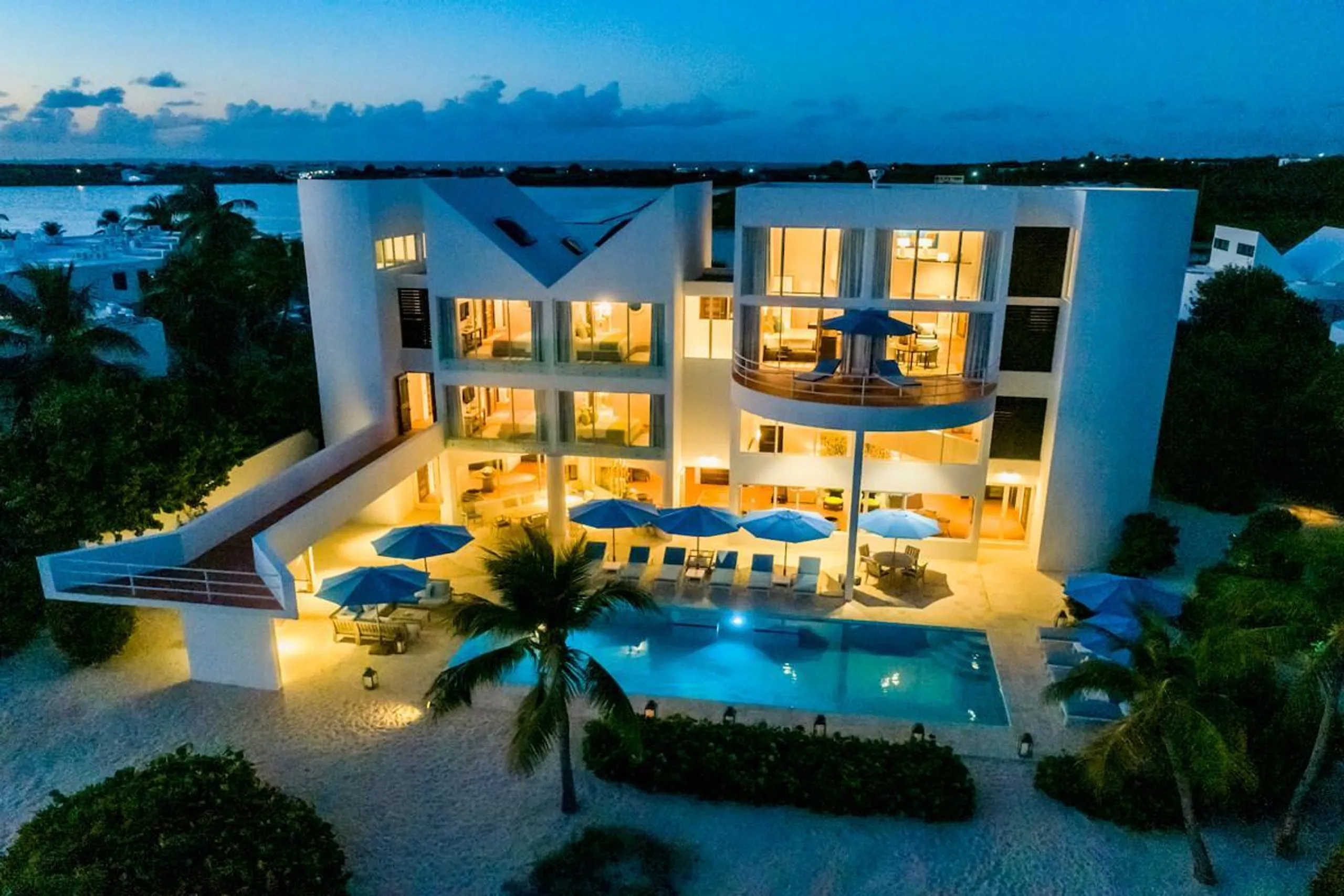 Grand Luxury Beach Front Villa with Private Pool and Skywalk Overlooking Caribbean Sea — photograph 4