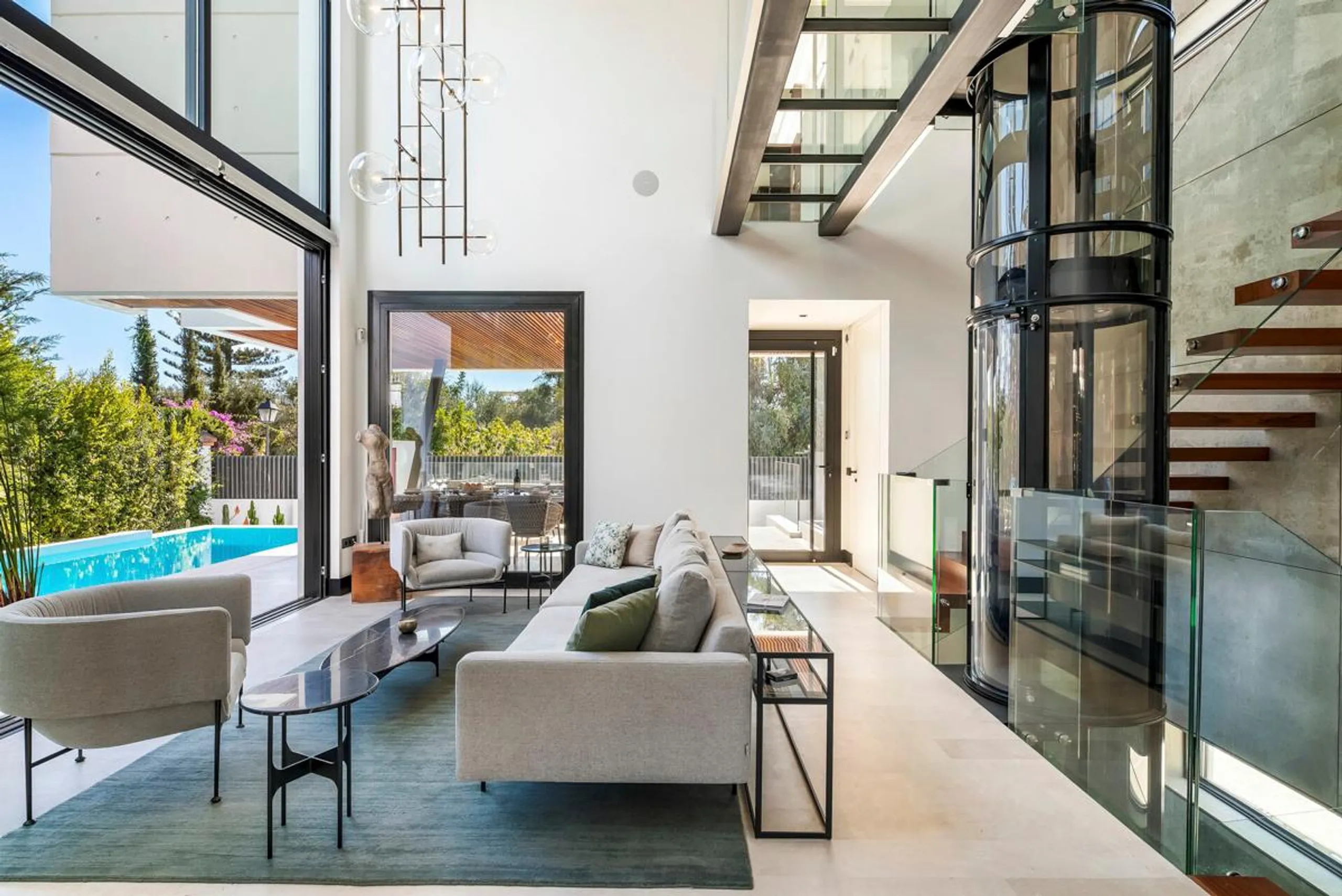 Opulent Modern Villa with Infinity Pool, Rooftop Terrace, and Stunning Views in Marbella — photograph 11