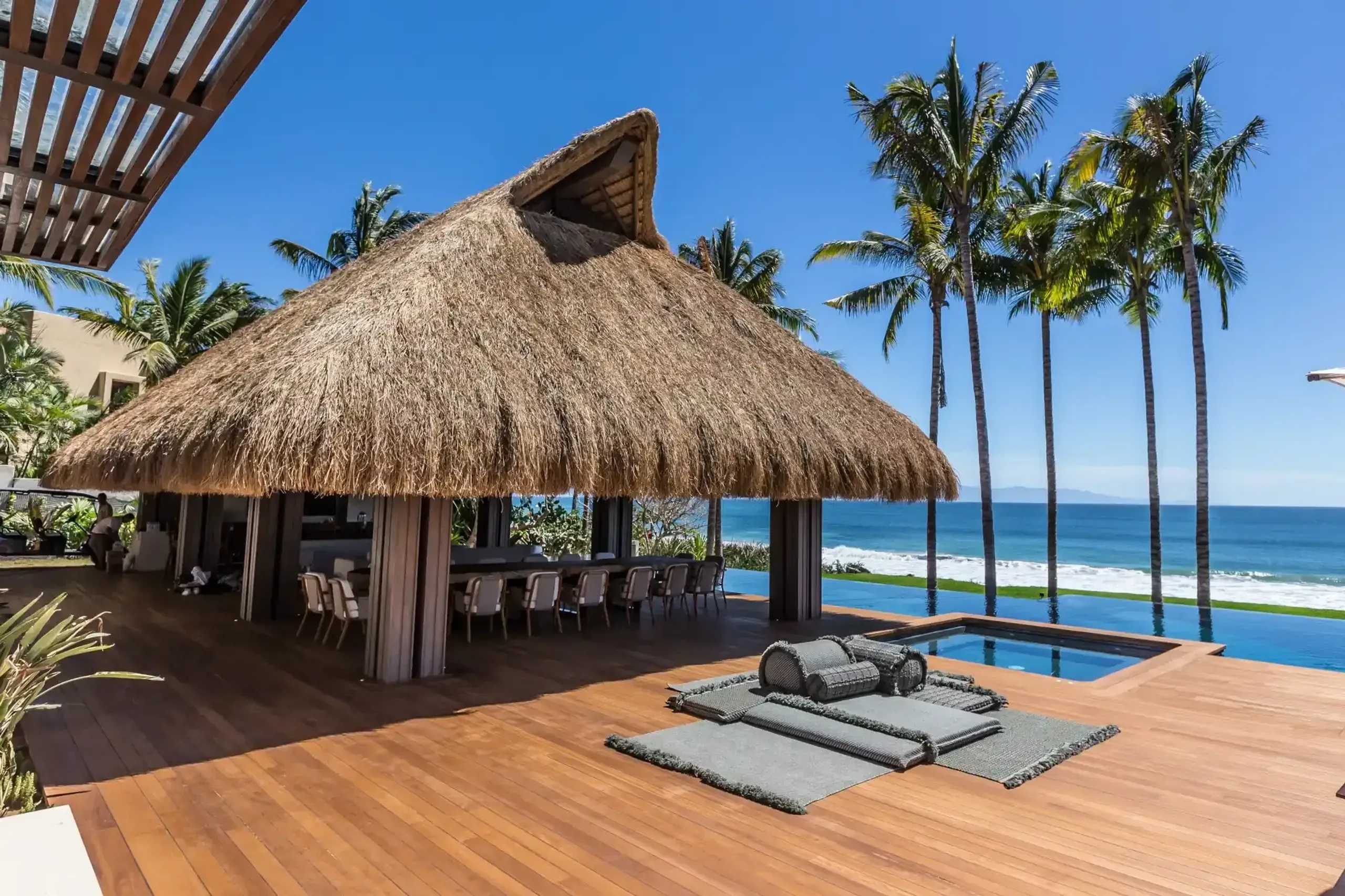 Splendid Ranchos Estates Beachfront Villa with Private Pool and Beach Views — photograph 3