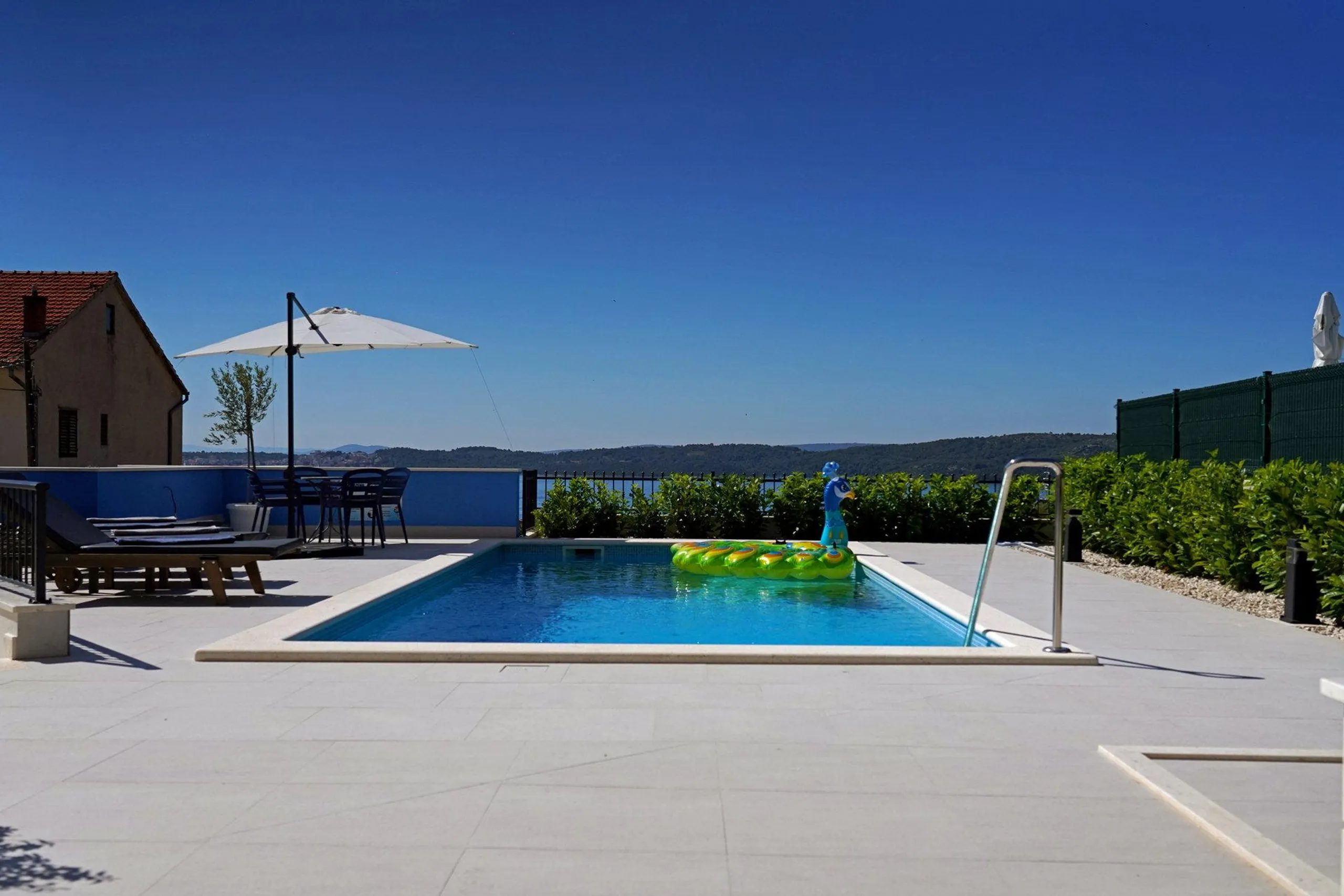 Phenomenal Modern Villa with Pool, Garden and Sea Views — photograph 6