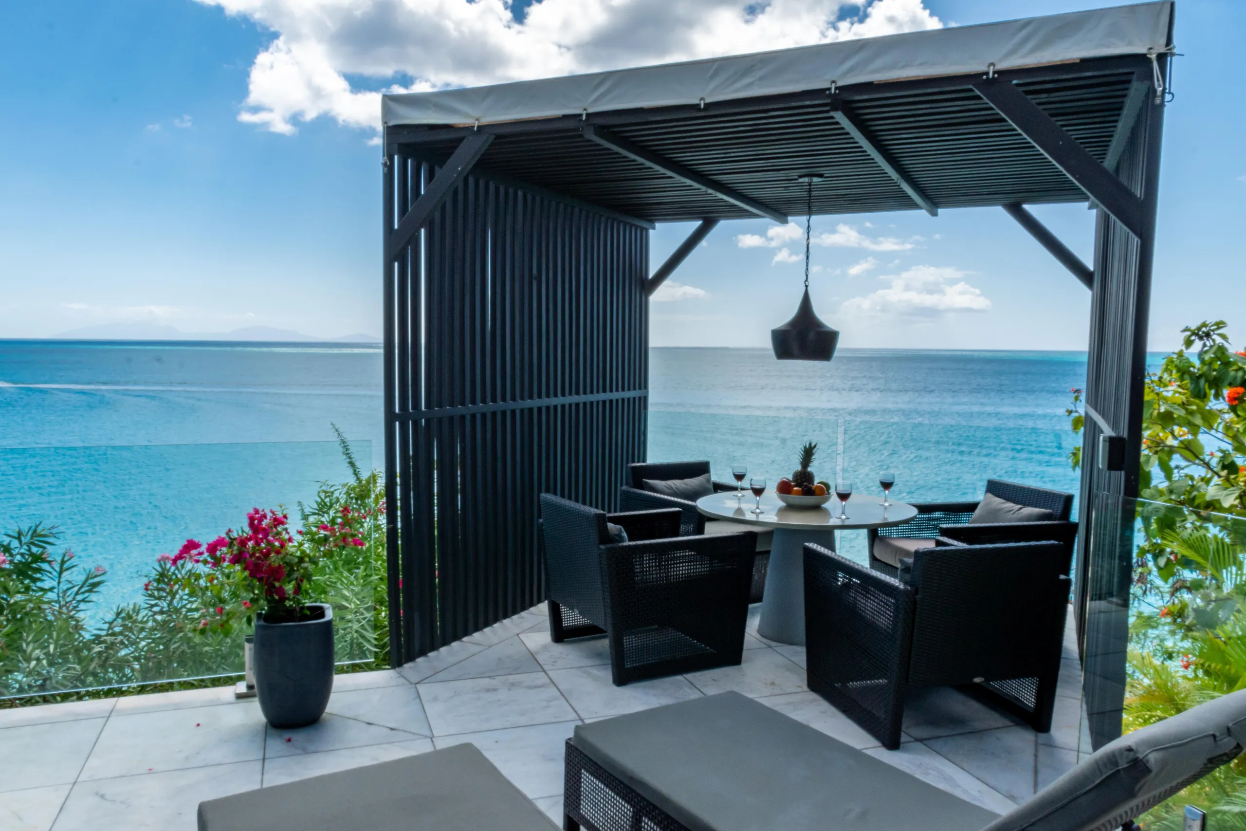 Prestige Oceanfront Villa with Infinity Pool and Spectacular Views — photograph 3