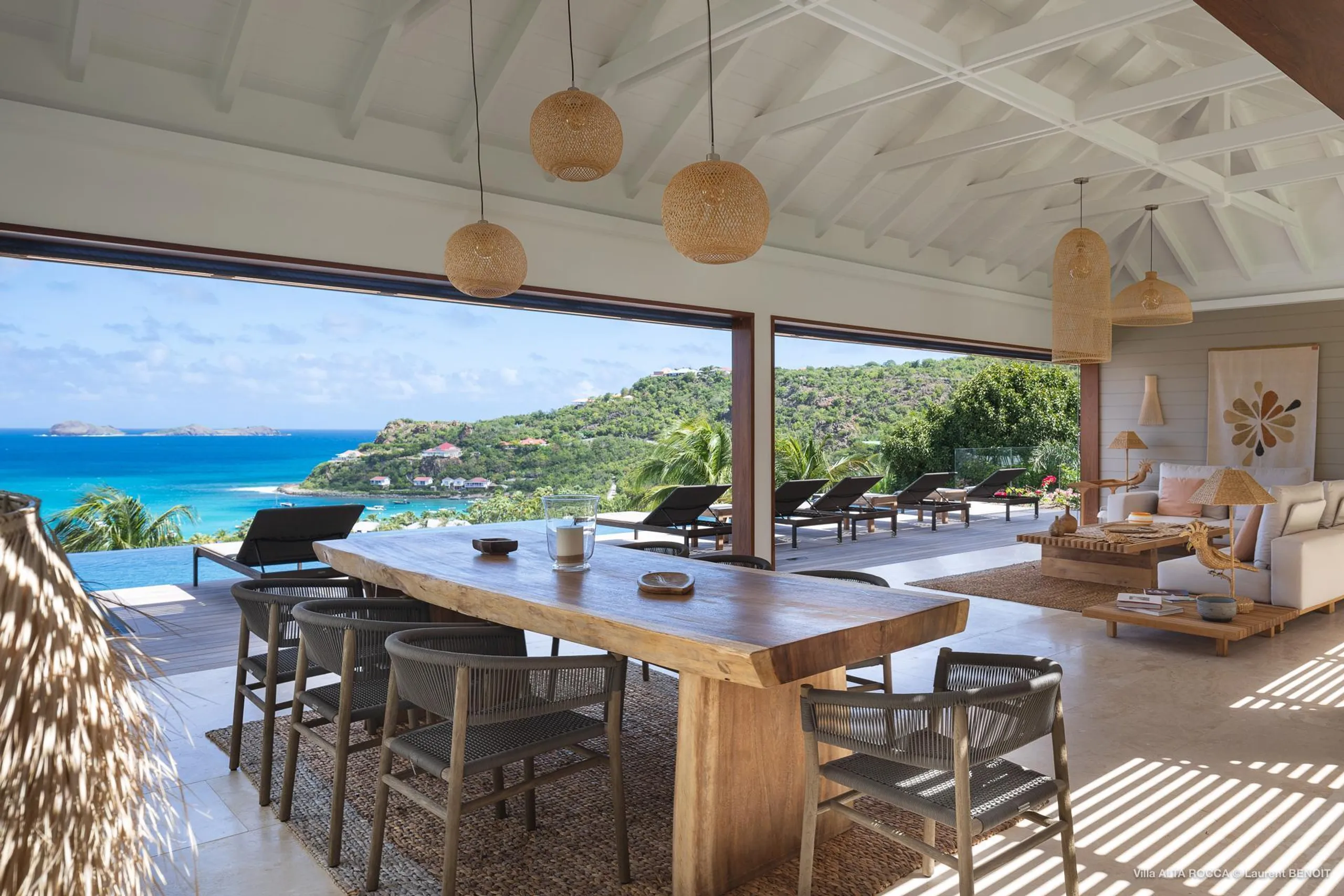 Exquisite Oceanside Villa with Infinity Pool and Zen Garden — photograph 6