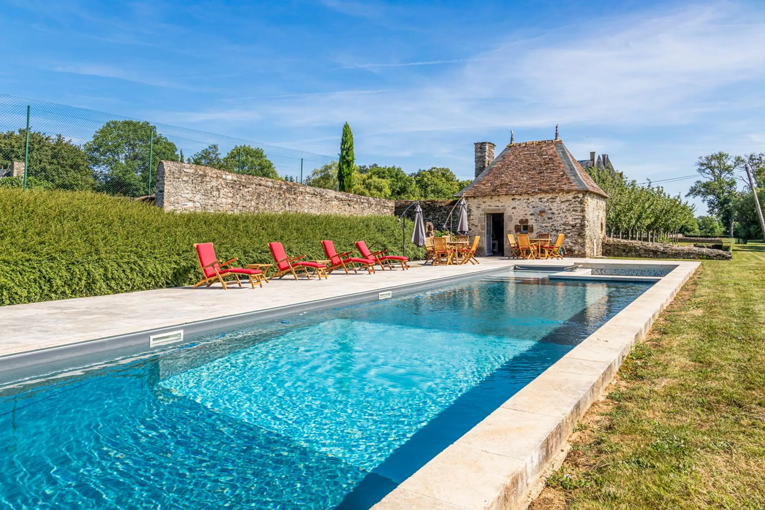 Majestic 12th century Villa with Private Heated Pool, Courtyard and Garden — photograph 2