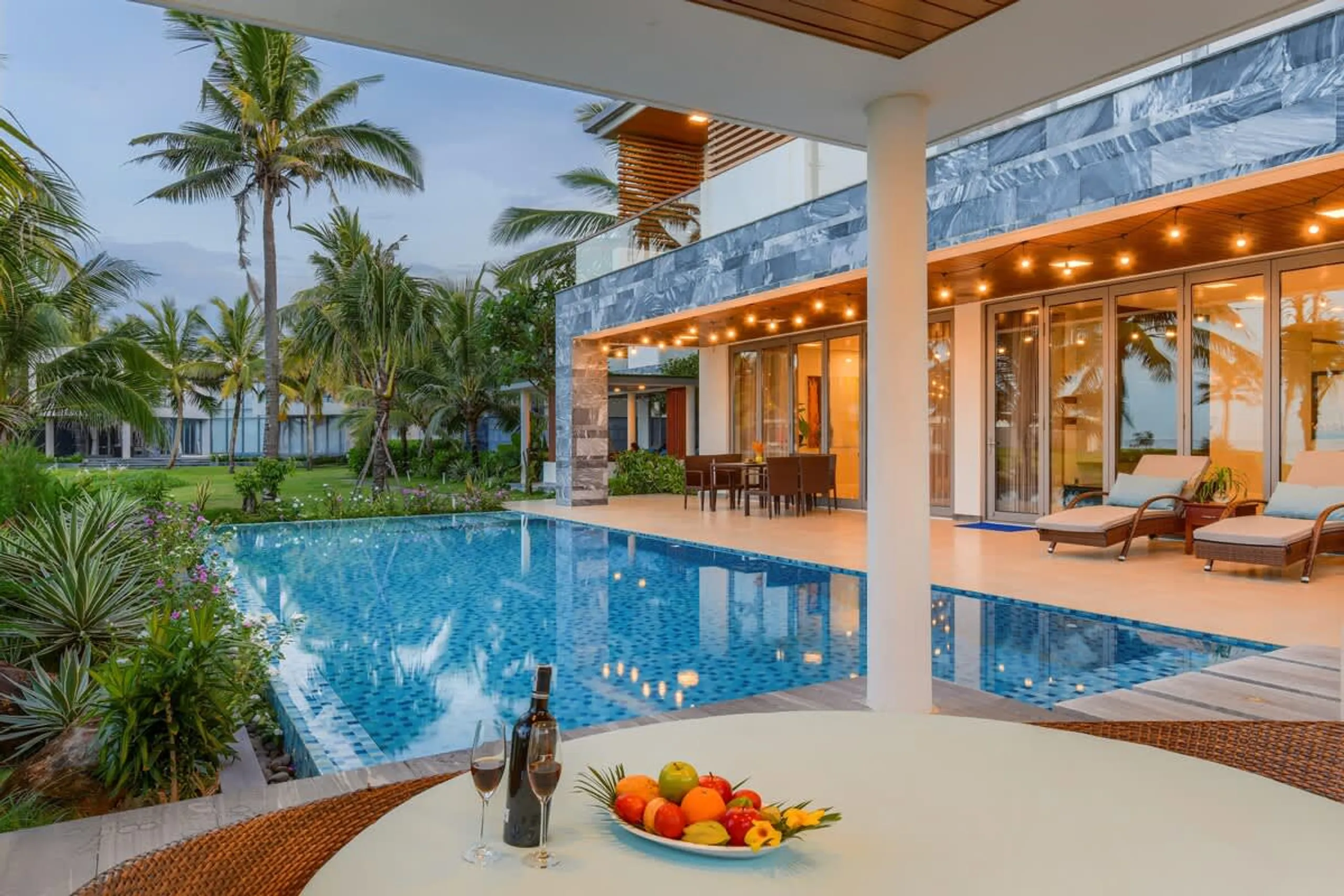 Top-of-the-line Beachfront Villa with Infinity Pool and  World-Class Golf Courses Nearby — photograph 5