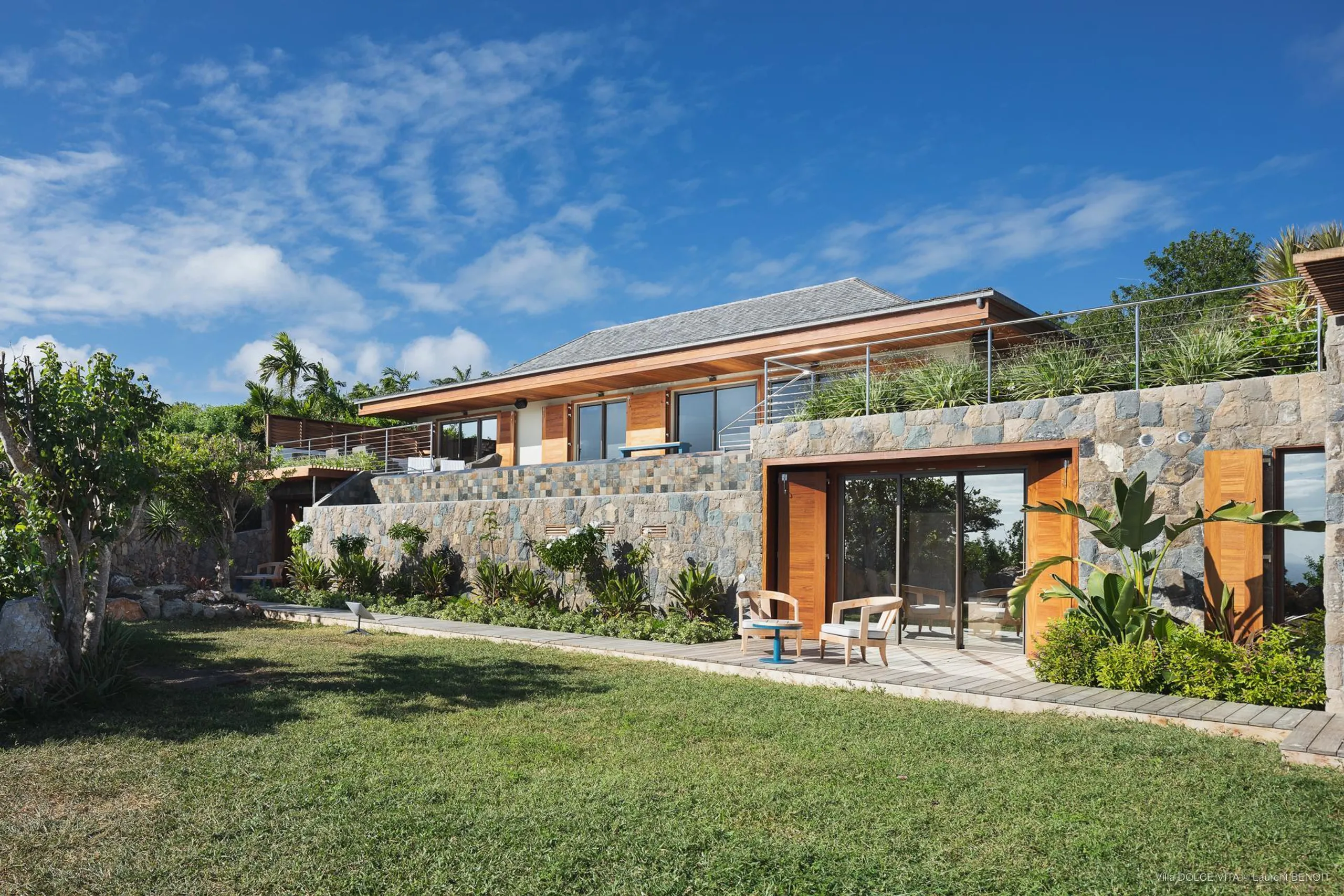 Contemporary Architectural Luxe Estate with Infinity Pool and Panoramic Views — photograph 3