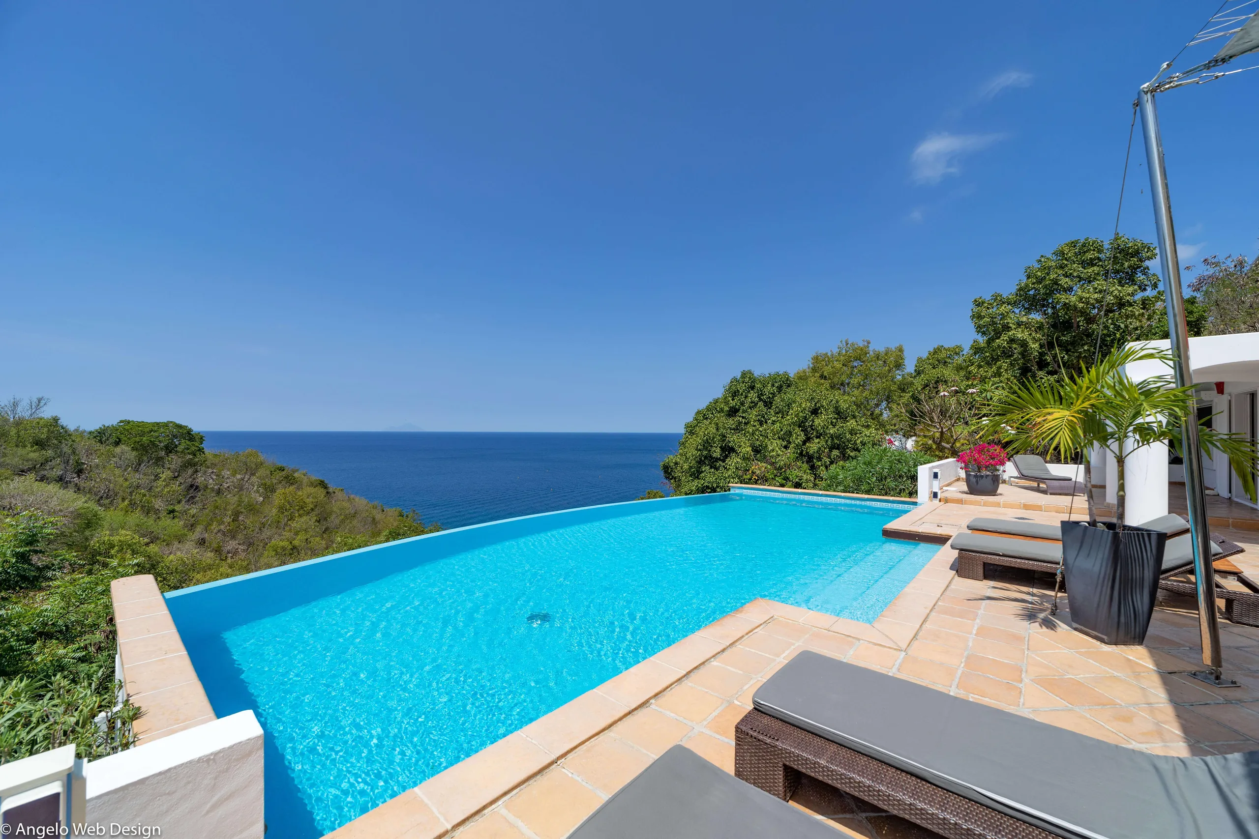 Contemporary Colonial Style Villa with Infinity Pool and Ocean Views — photograph 8