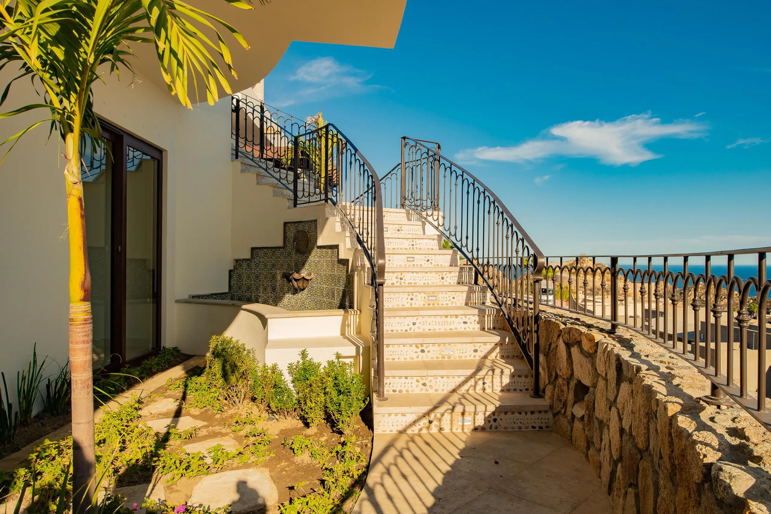 Spectacular Los Cabos Villa in Pedregal with Infinity Pool and Sweeping Ocean Views — photograph 9