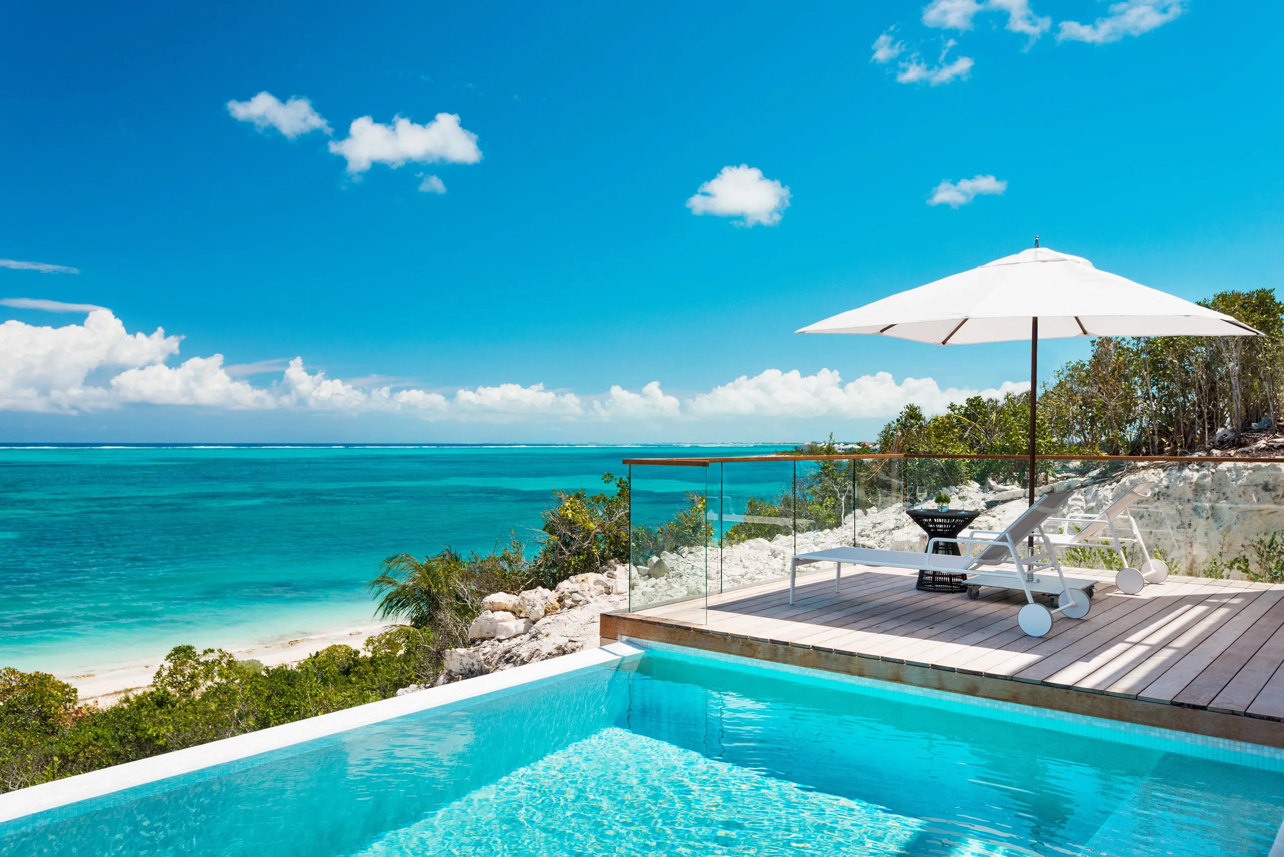 Secluded Charm and Luxury: North Shore's 5-Bedroom Beachfront Villa with Infinity Pool and Ocean Views — photograph 3