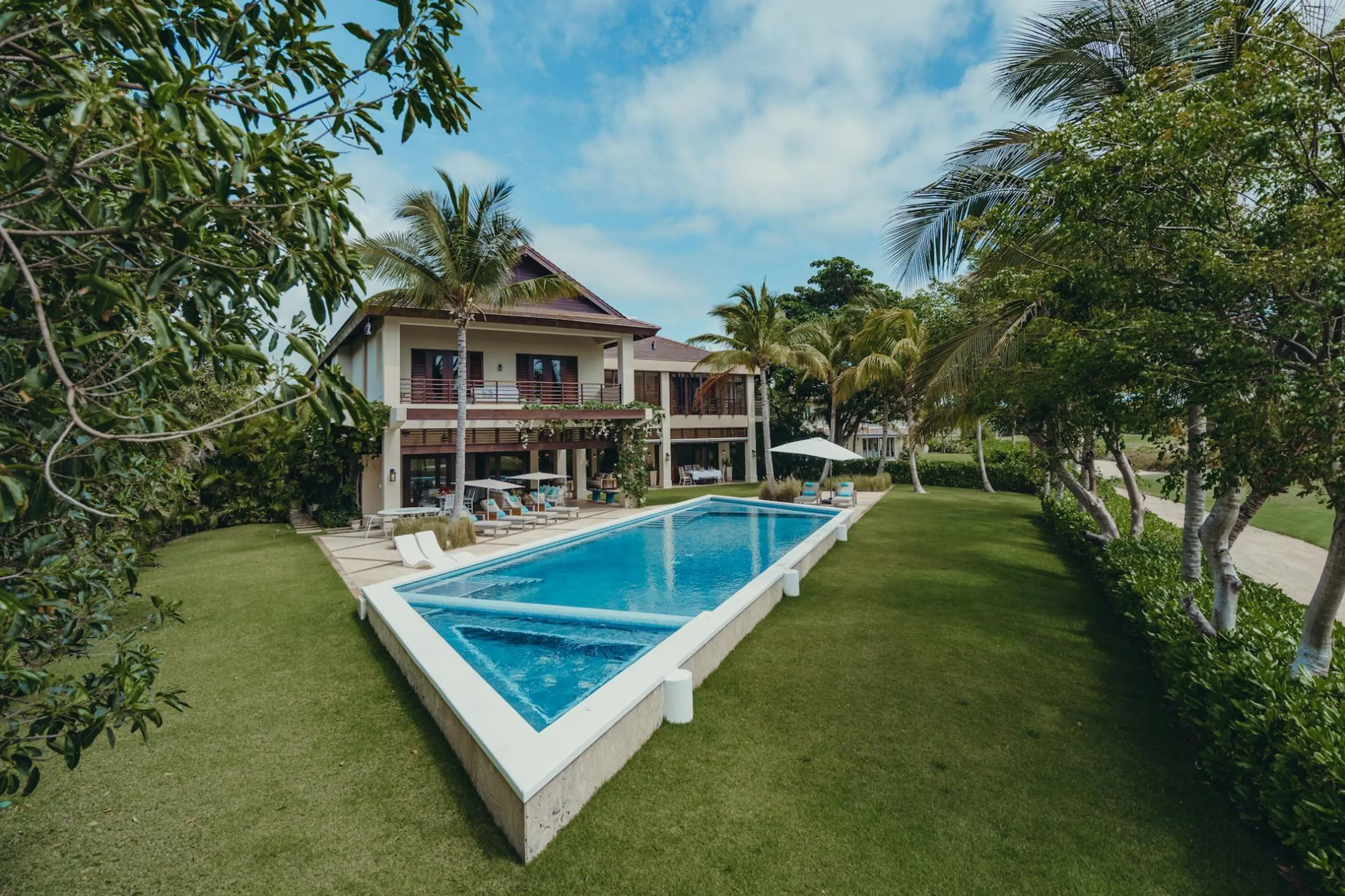 Princely Punta Cana Estate with Gorgeous Pool and Walks to Beach — photograph 2