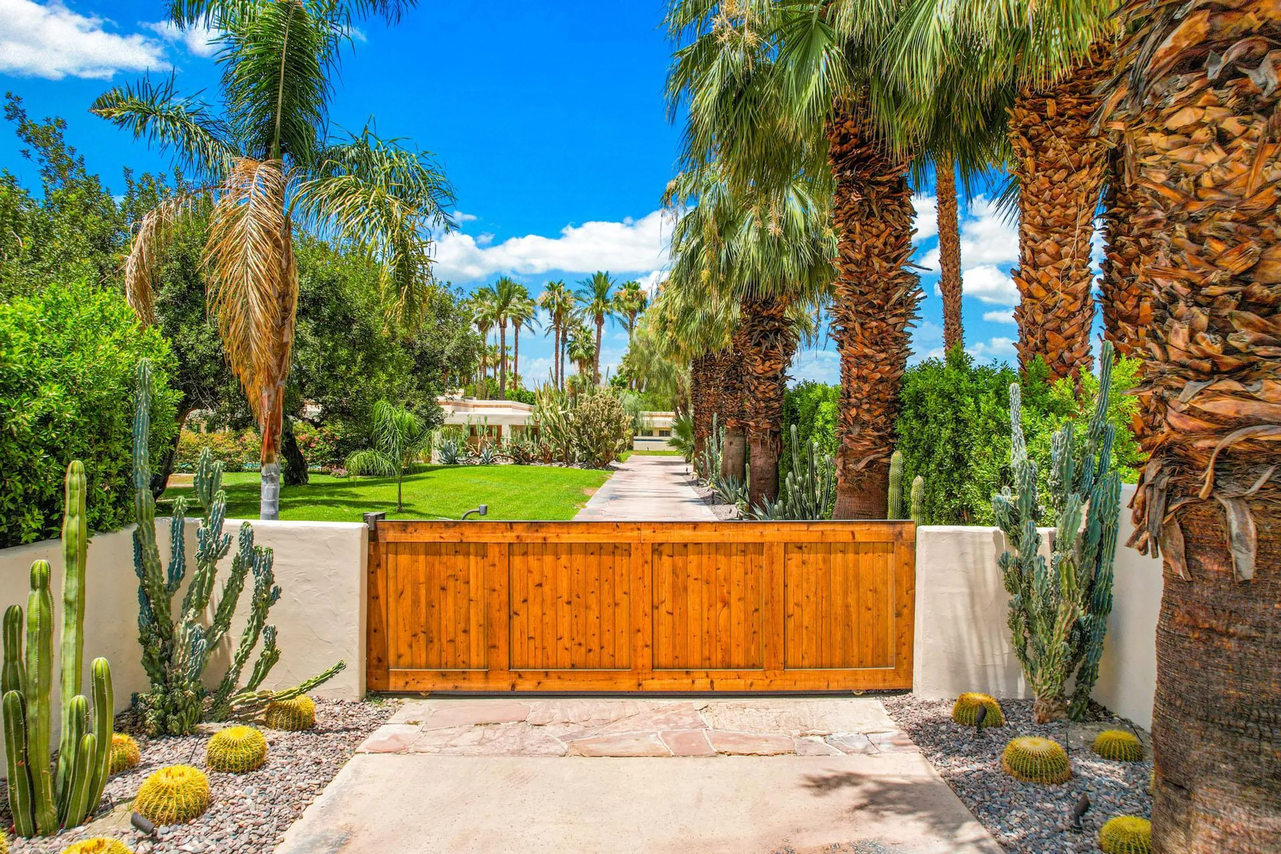 Perfection Estate with Private Pool, Tennis Court, and Golfing Green — photograph 5