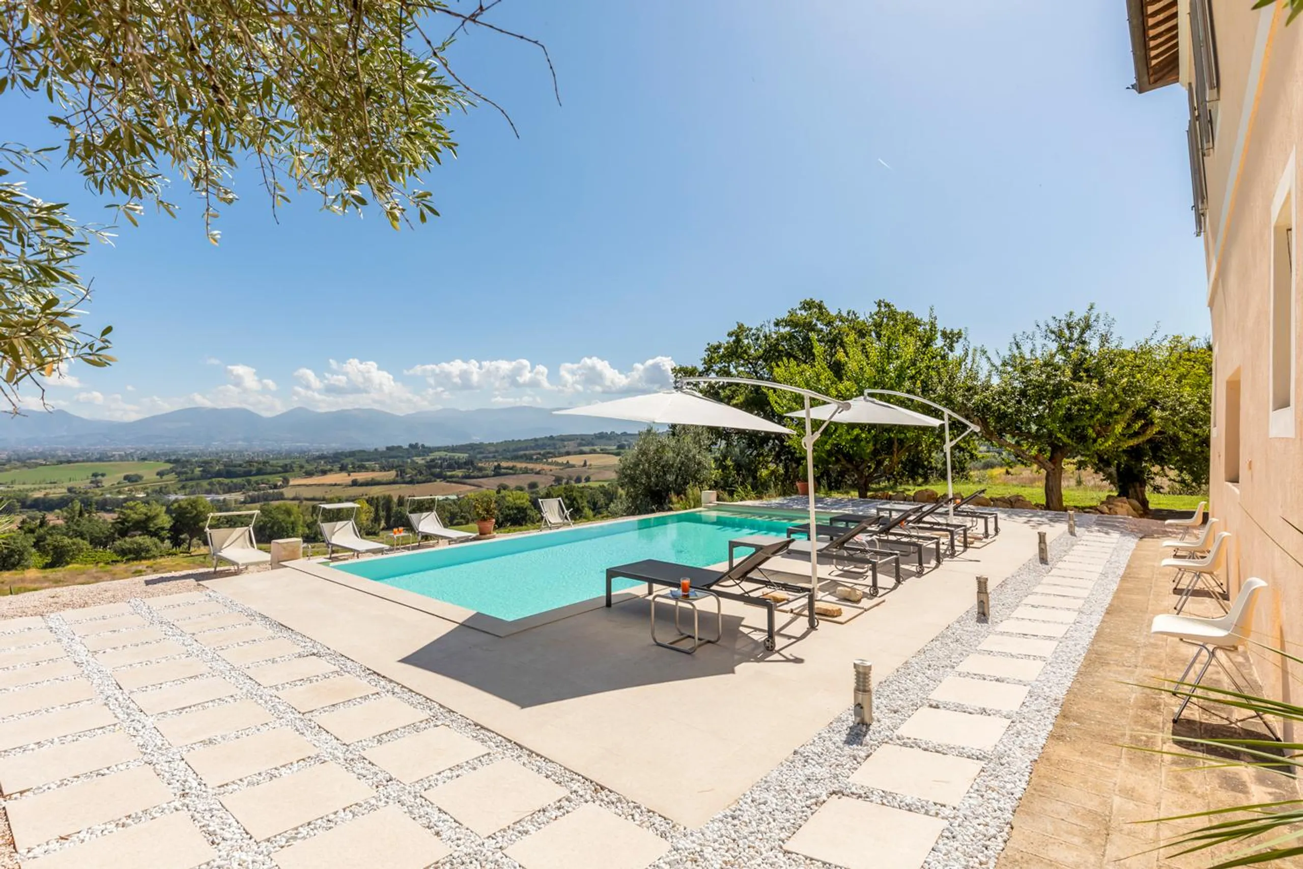 Historic Umbrian Villa with Private Pool and Gardens — photograph 3