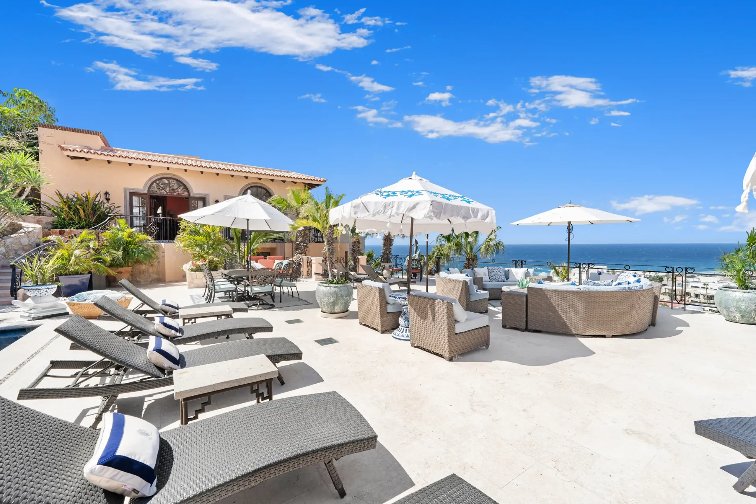 Opulent 9-Bedroom Villa with Private Pools, and Ocean Views — photograph 10
