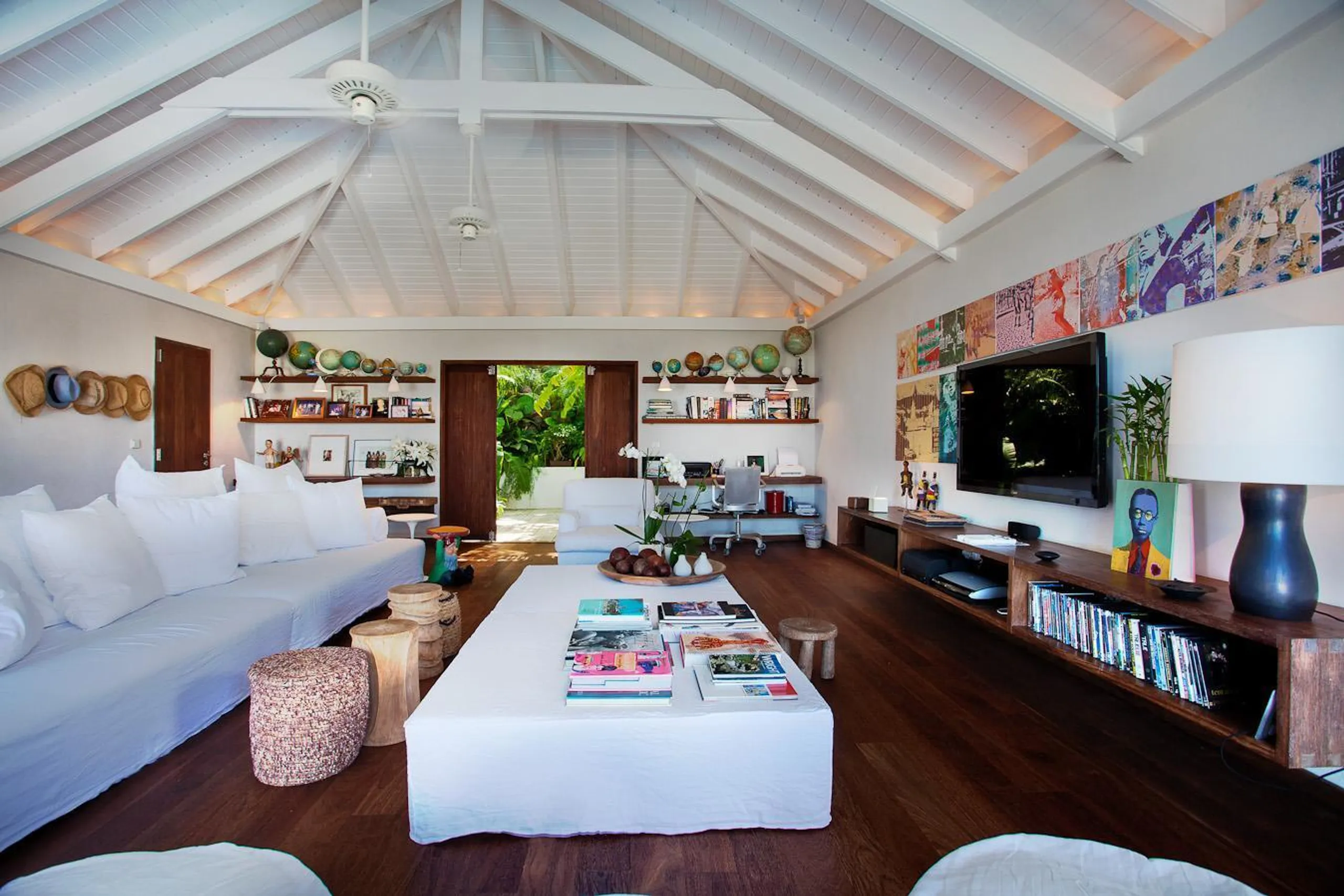 Stylish Seaside Villa with Private Pool and Gourmet Kitchen — photograph 4