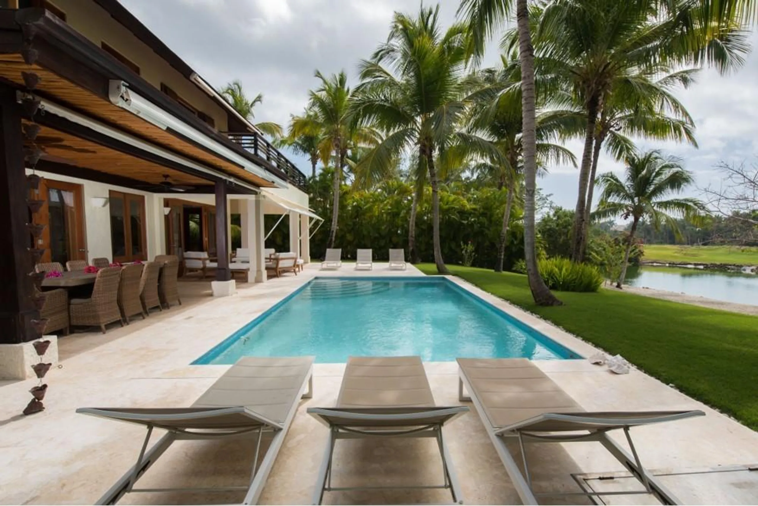 Luxurious Lake Front Villa with Open Design and Private Pool — photograph 9