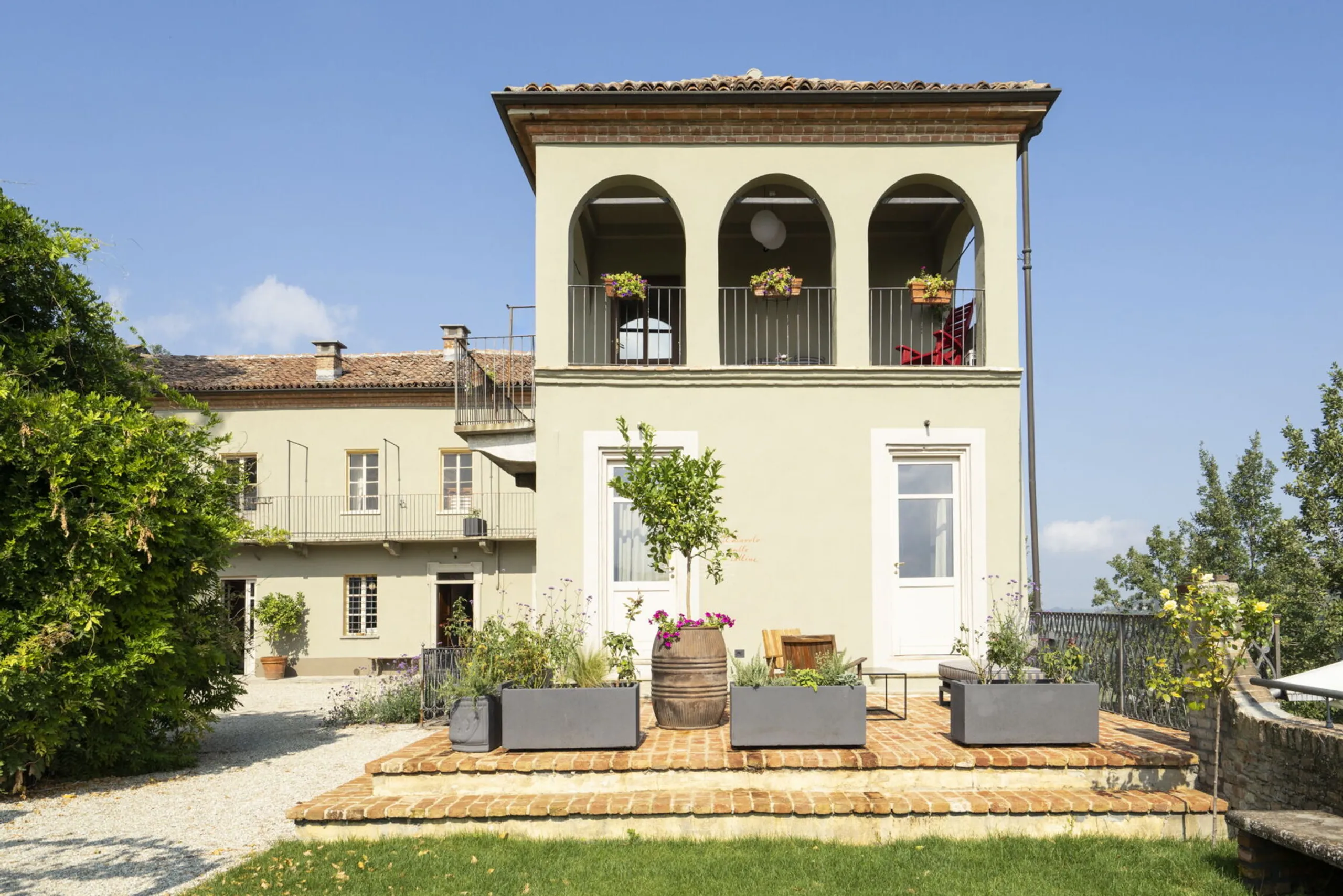 Tuscan-Style Villa with Infinity-Edge Pool & Garden Oasis, Santo stefano belbo