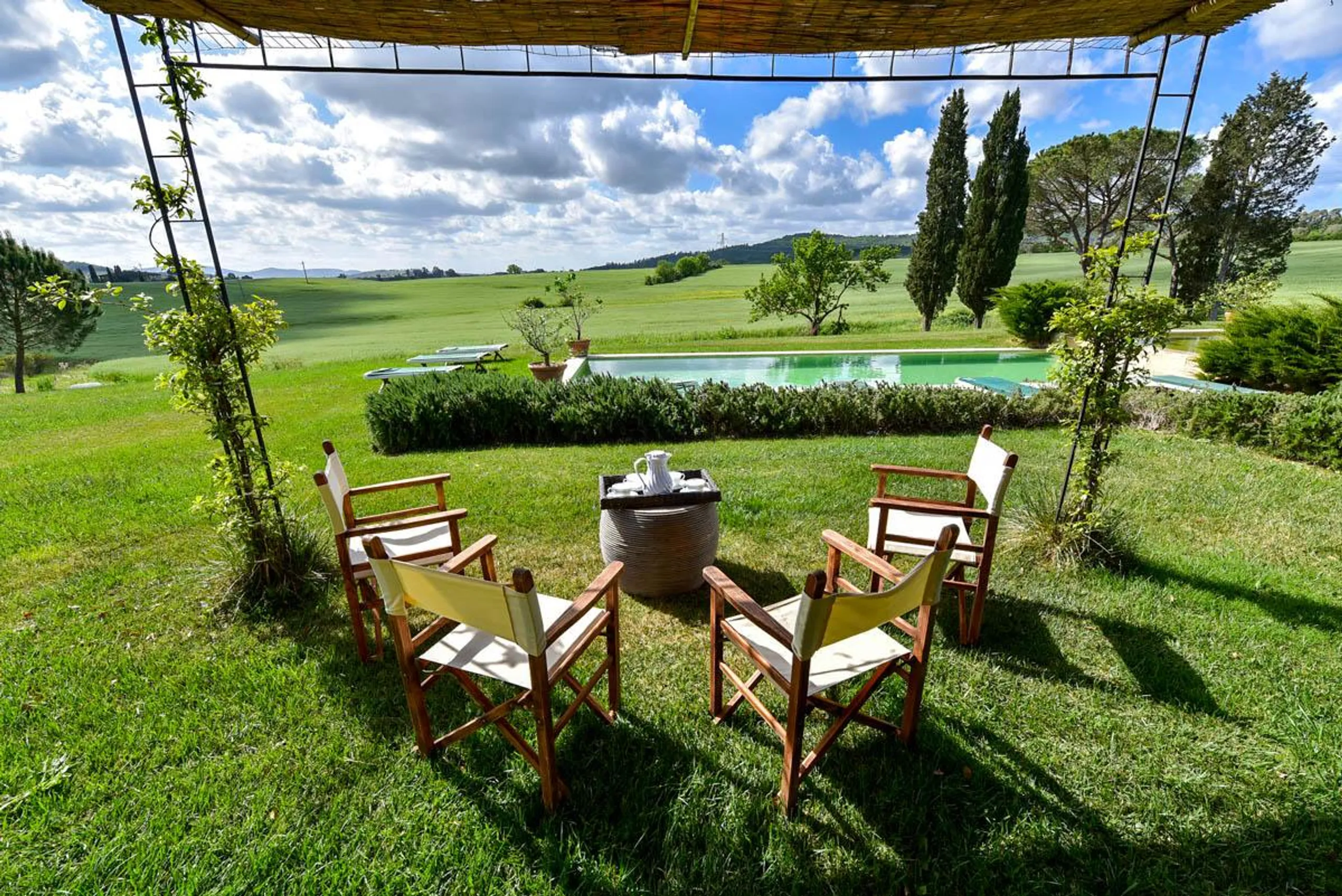 Idyllic 9-Bedroom Tuscan Villa with Private Pool, Stunning Grounds, and Hotel-Grade Services — photograph 2