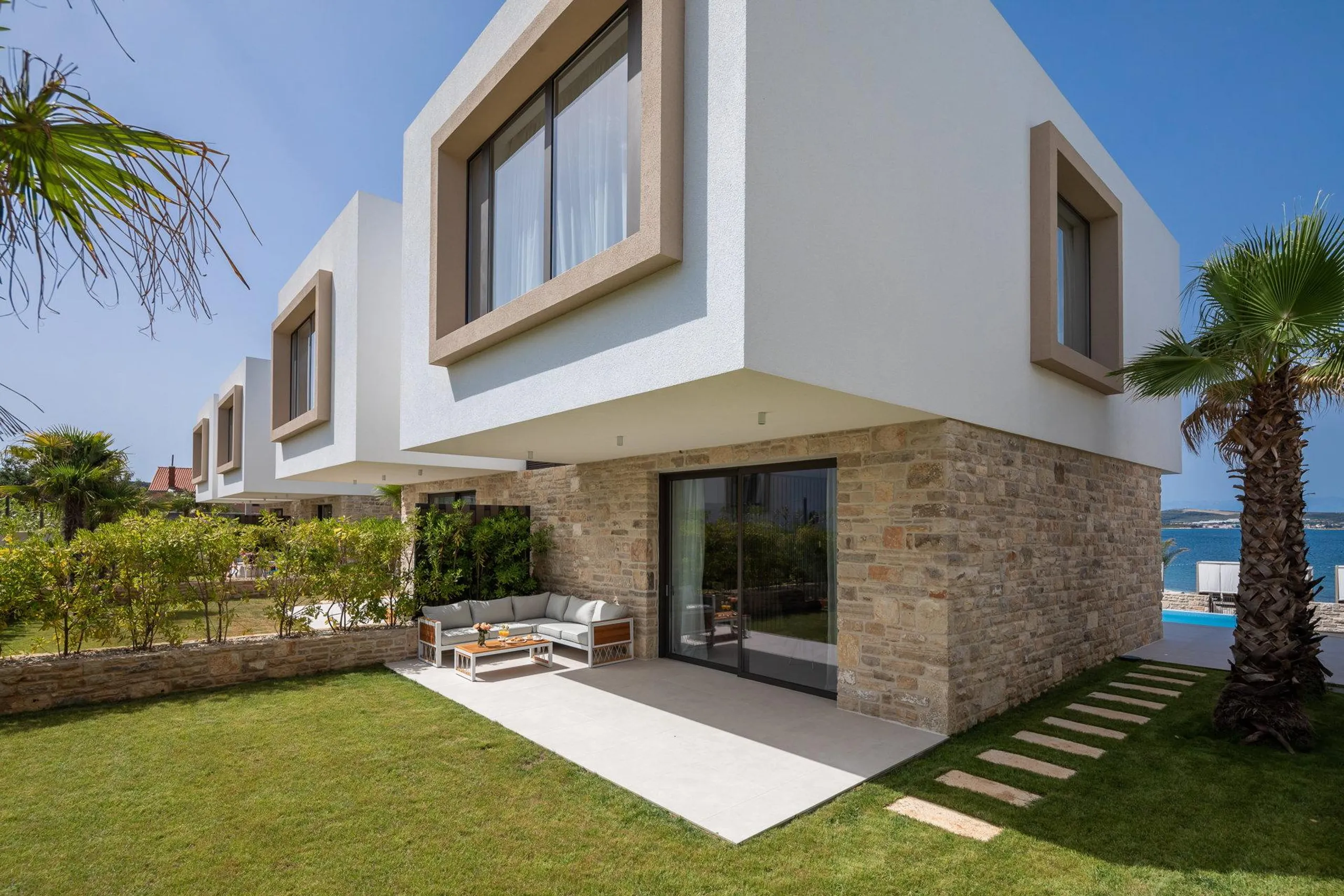 Gleaming Villa with Pool with Endless Sea on the Horizon — photograph 10