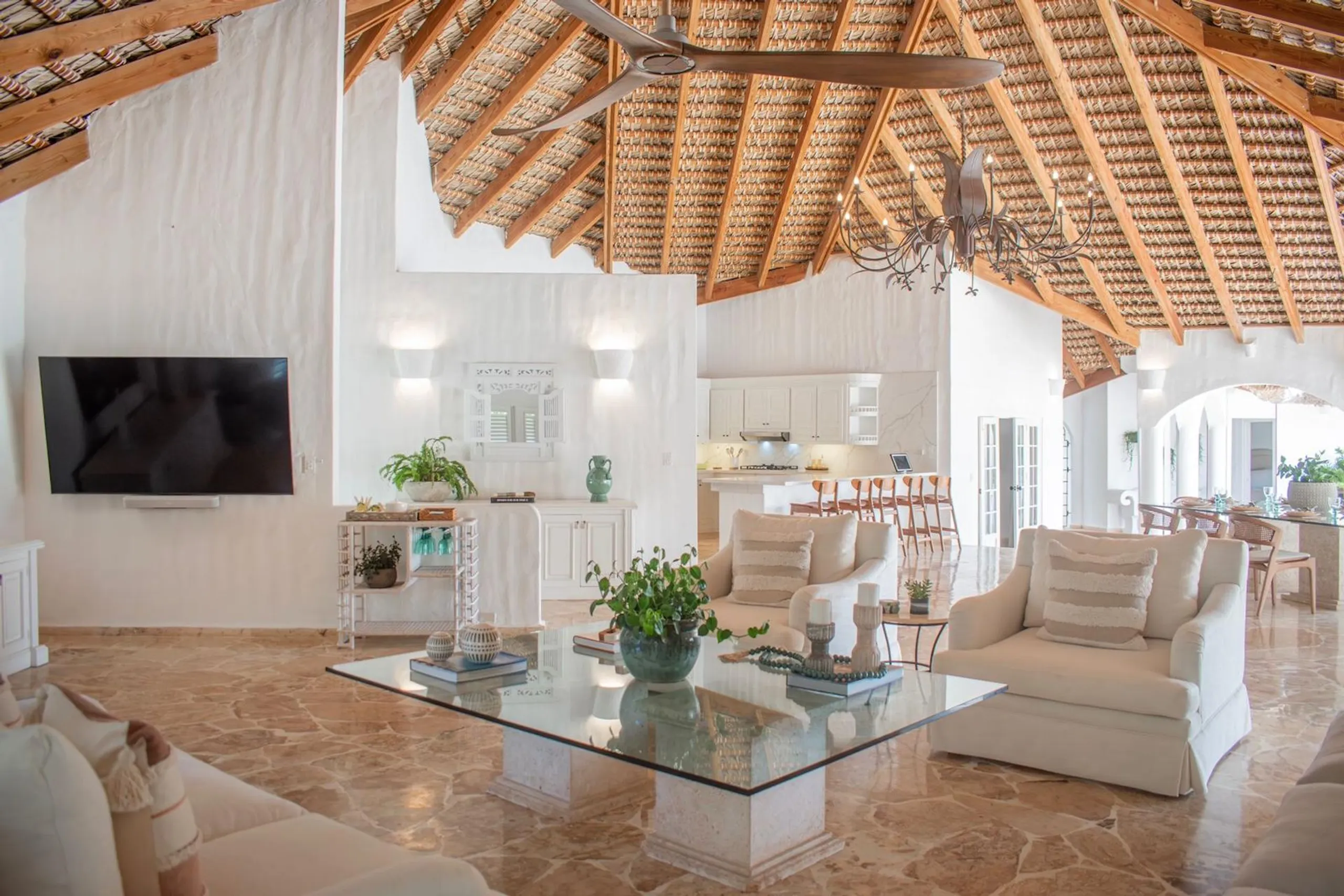 Serene Newly Renovated Villa with Private Pool and Minitas Beach Nearby — photograph 3