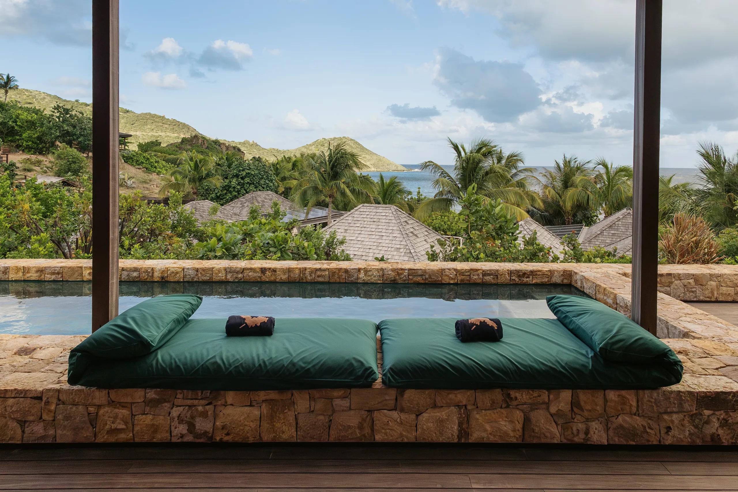 Impeccably Designed Villa Private Pool, Garden, Open Living & Coastal Views — photograph 2