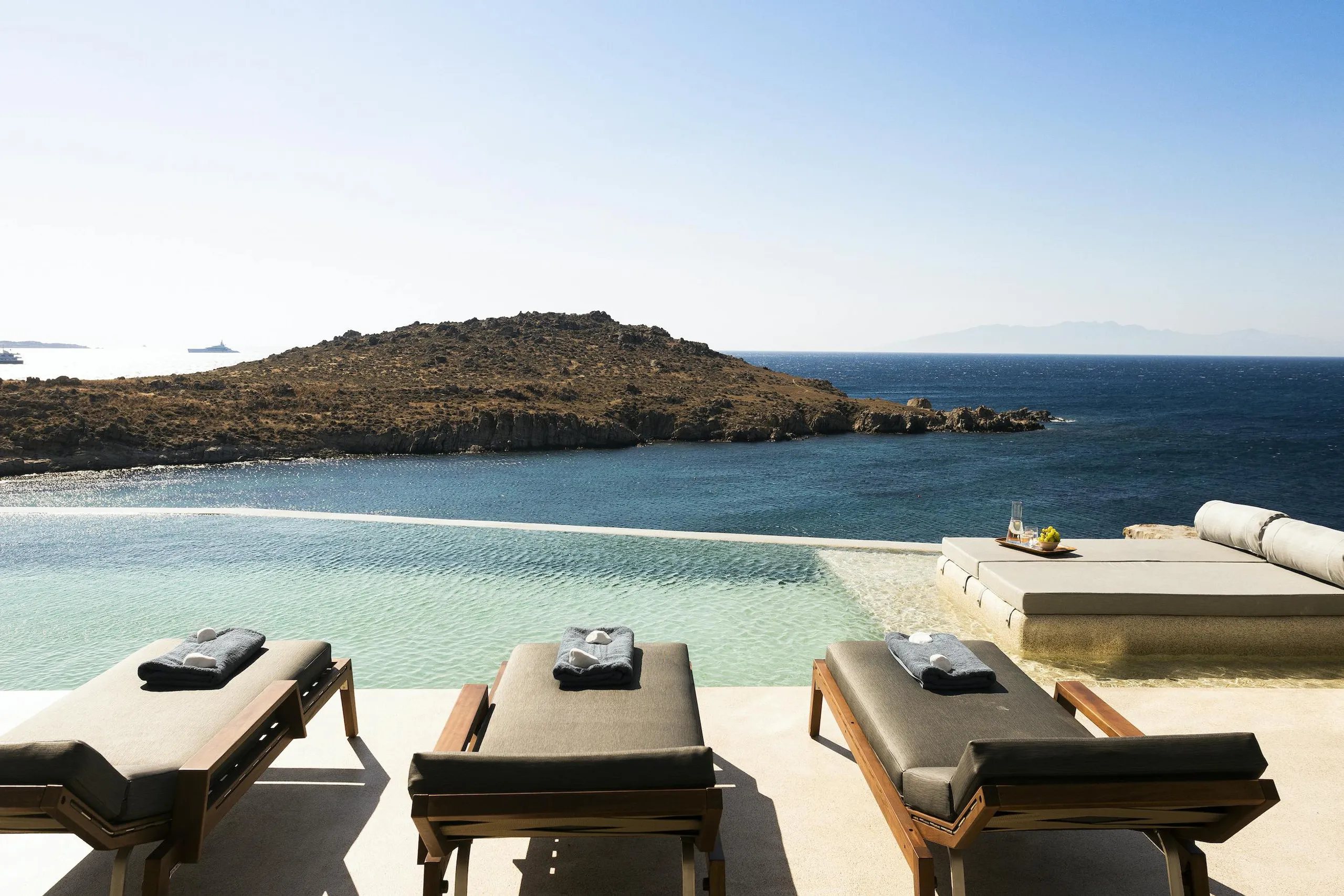 Glorious Mykonos Estate with Infinity Pool and Walks to Beach — photograph 5
