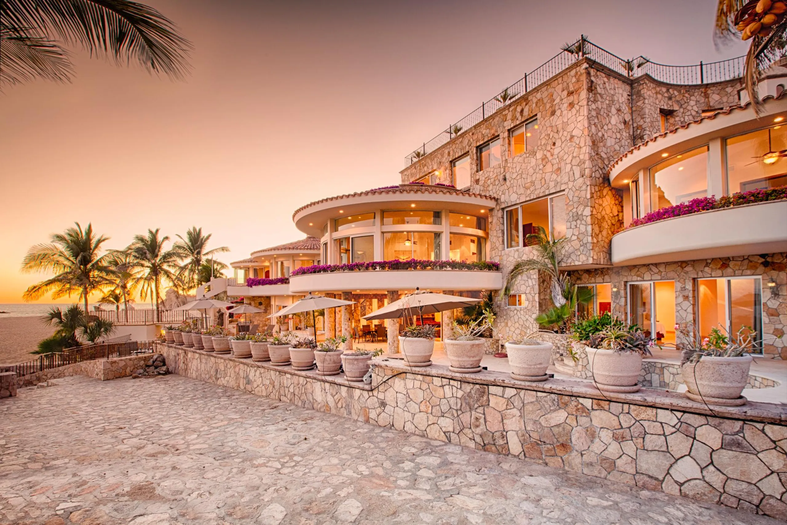 Upscale Prestigious Luxury Beachfront Estate includes Pool and Hot Tub — photograph 5